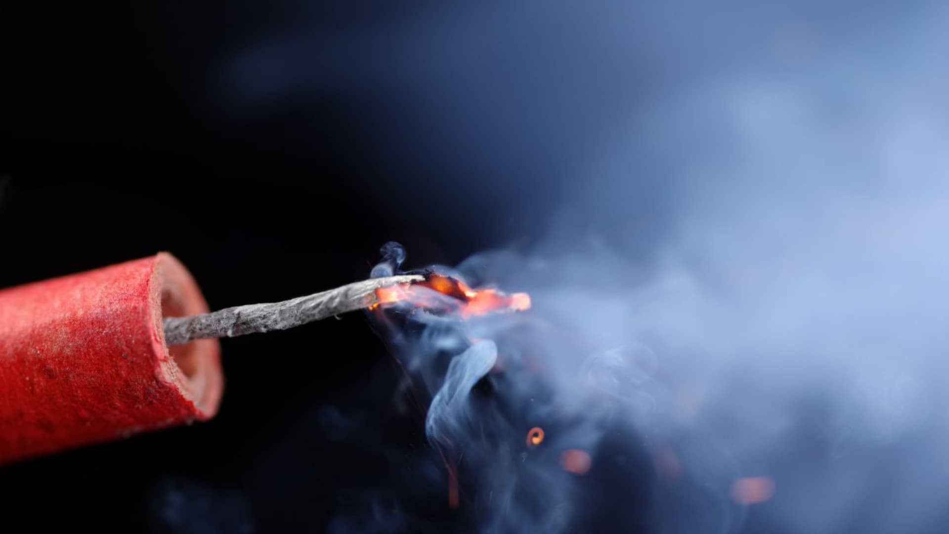 Capodanno e i rischi dei botti illegali: il ritardo pirico, i finti petardi "P1" e le etichette dai nomi improbabili