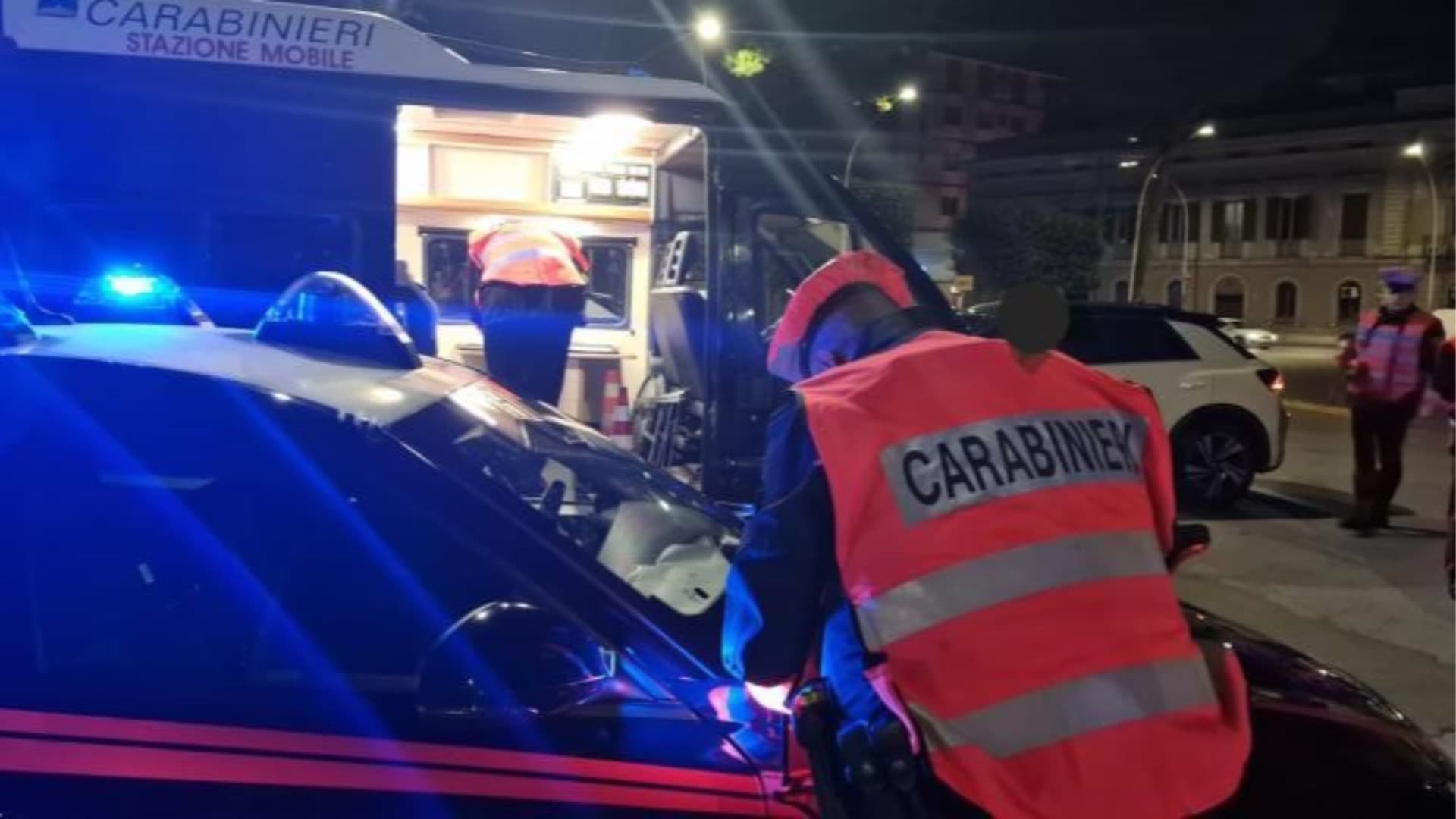 Notte di follia a Teramo: sfonda la porta della casa e aggredisce lo zio