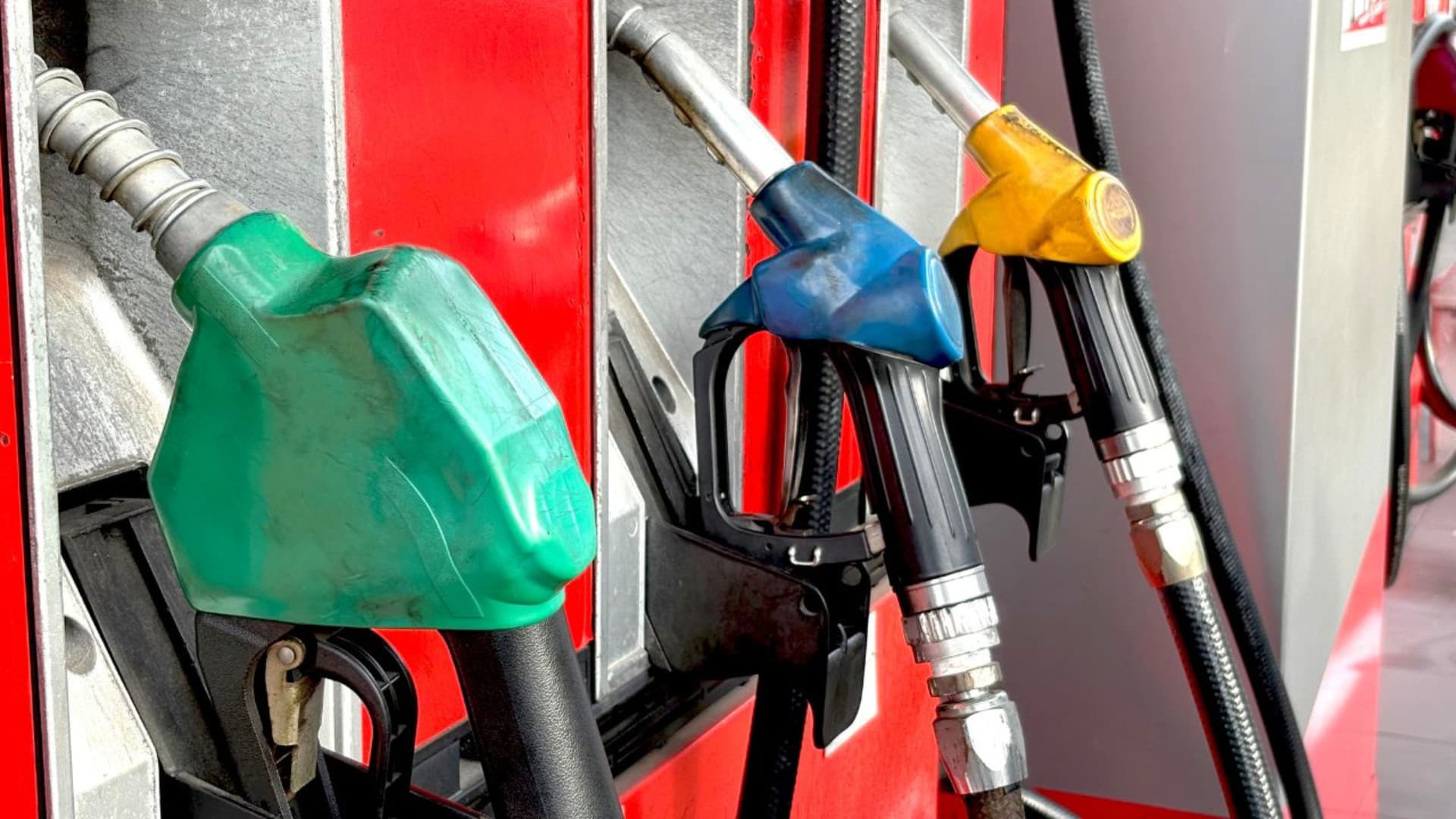 Benzina e diesel, cambiano i prezzi dal 1° gennaio 2026: ecco quanto costa il pieno