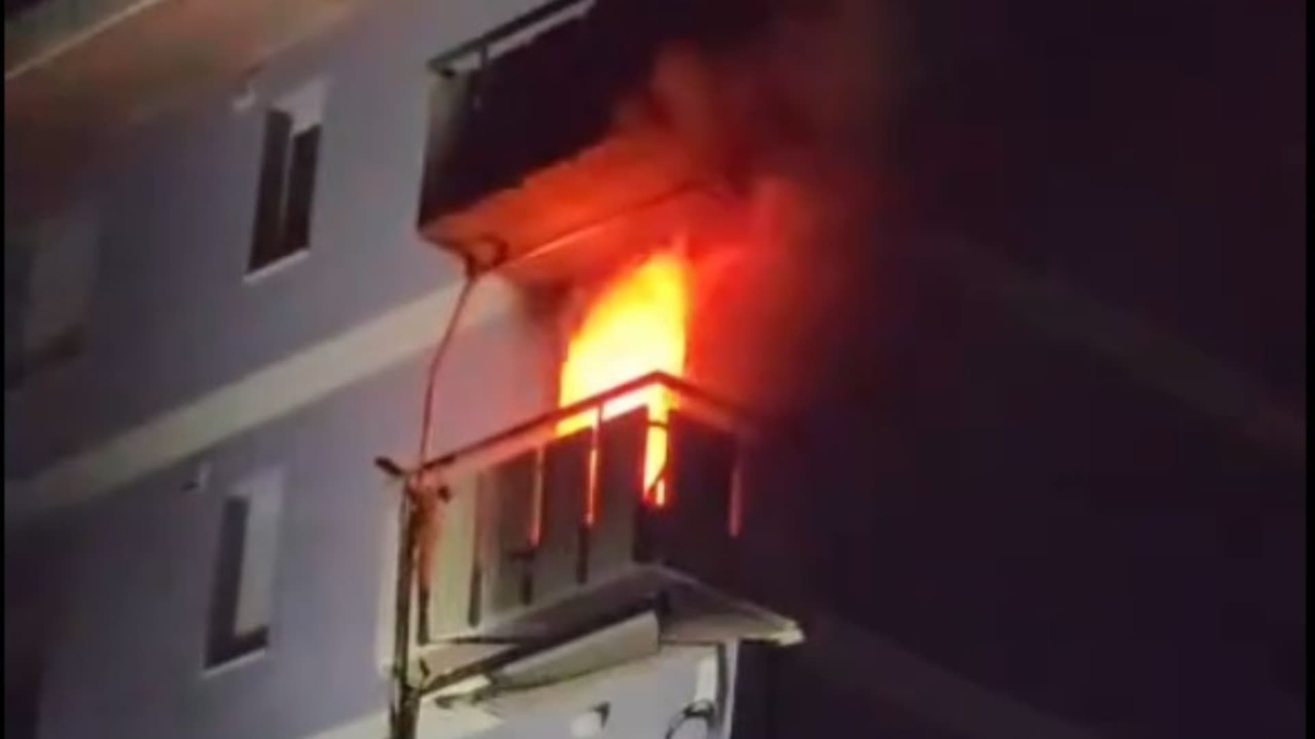 Le fiamme nel palazzo a Pescara