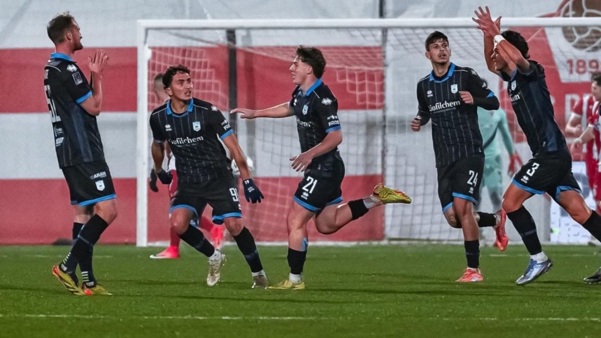 In foto l’esultanza di Luca Lombardi autore del gol dello 0-2