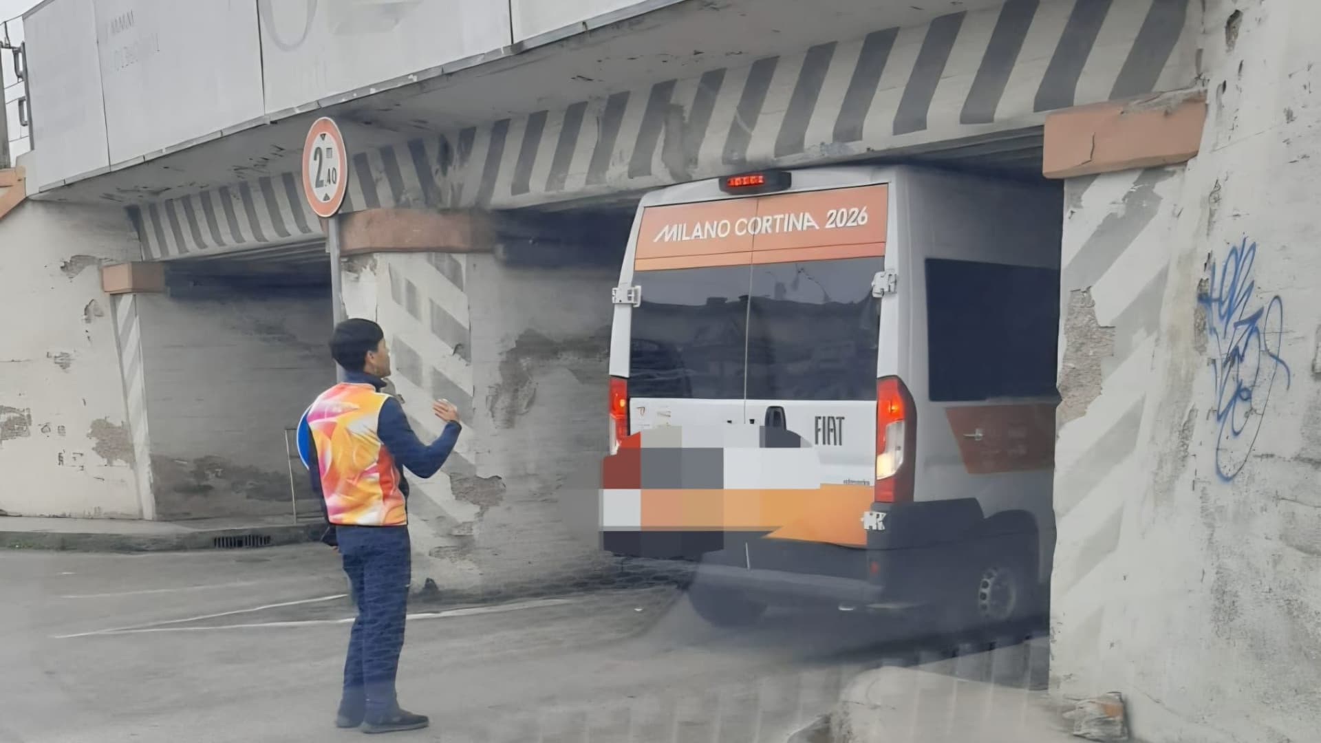 Il pullmino rimasto incastrato