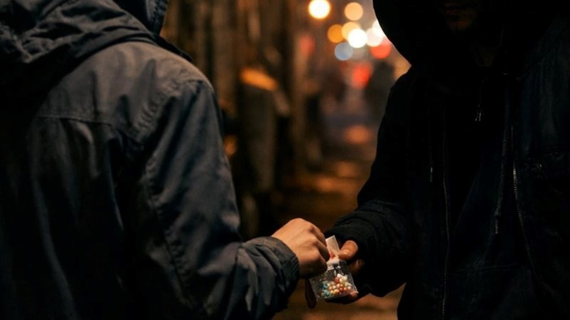 Scambio di droga (foto d'archivio)