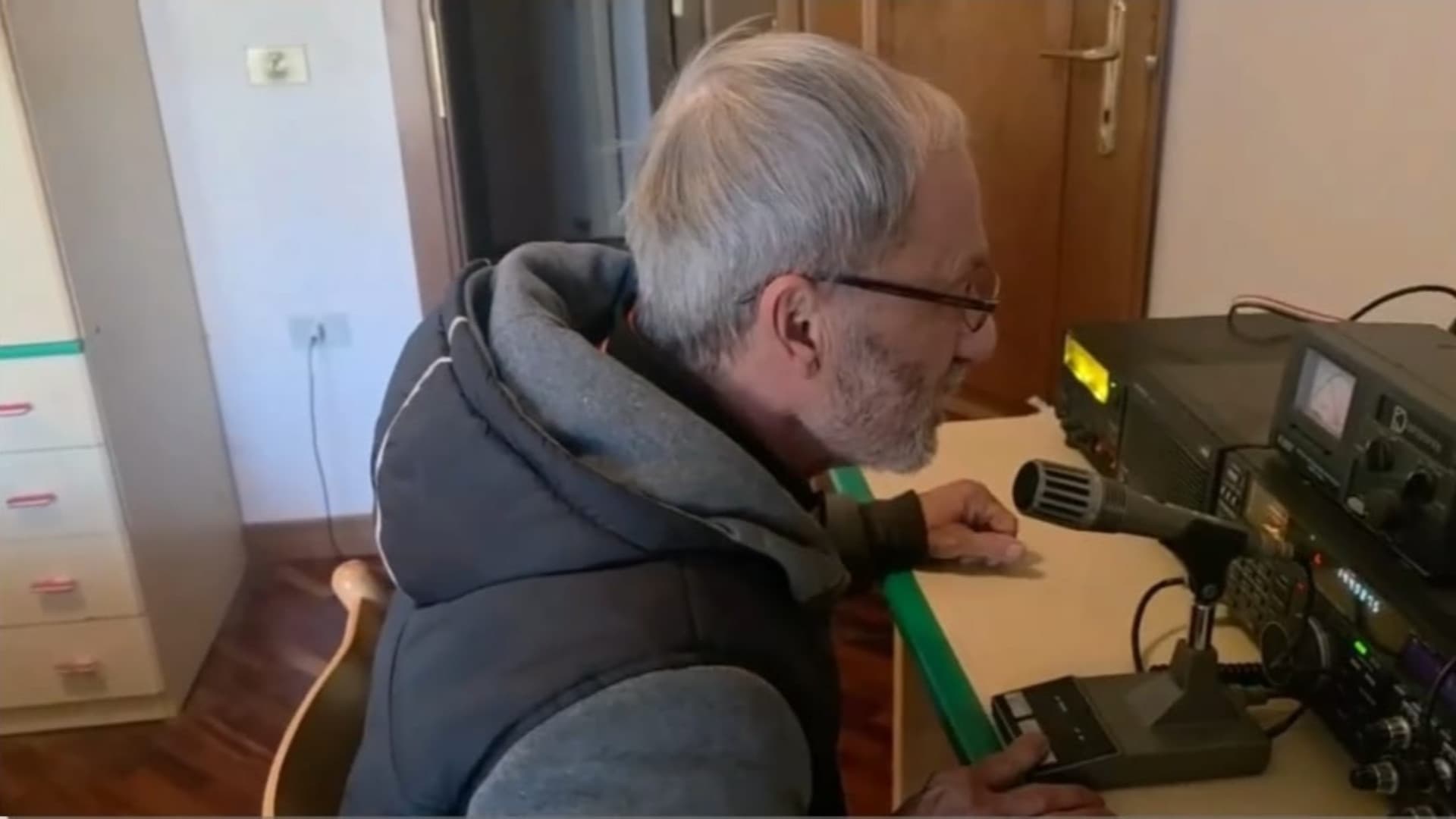 Radioamatori, la rete silenziosa che tiene unito il Paese nelle emergenze - Video