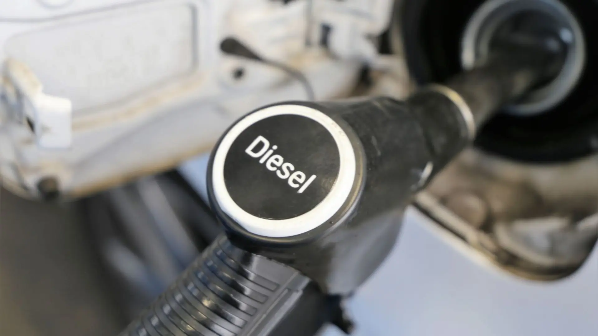 Effetto accise sui carburanti: diesel più caro della benzina - Gli ultimi prezzi