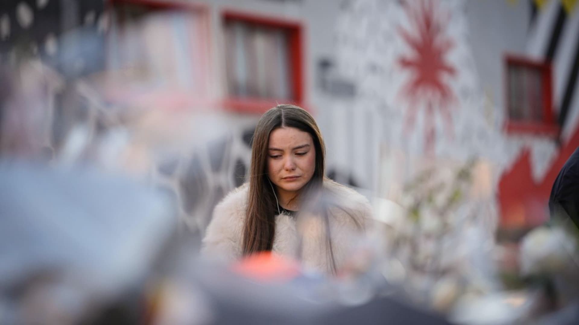 Una donna prega a Crans Montana