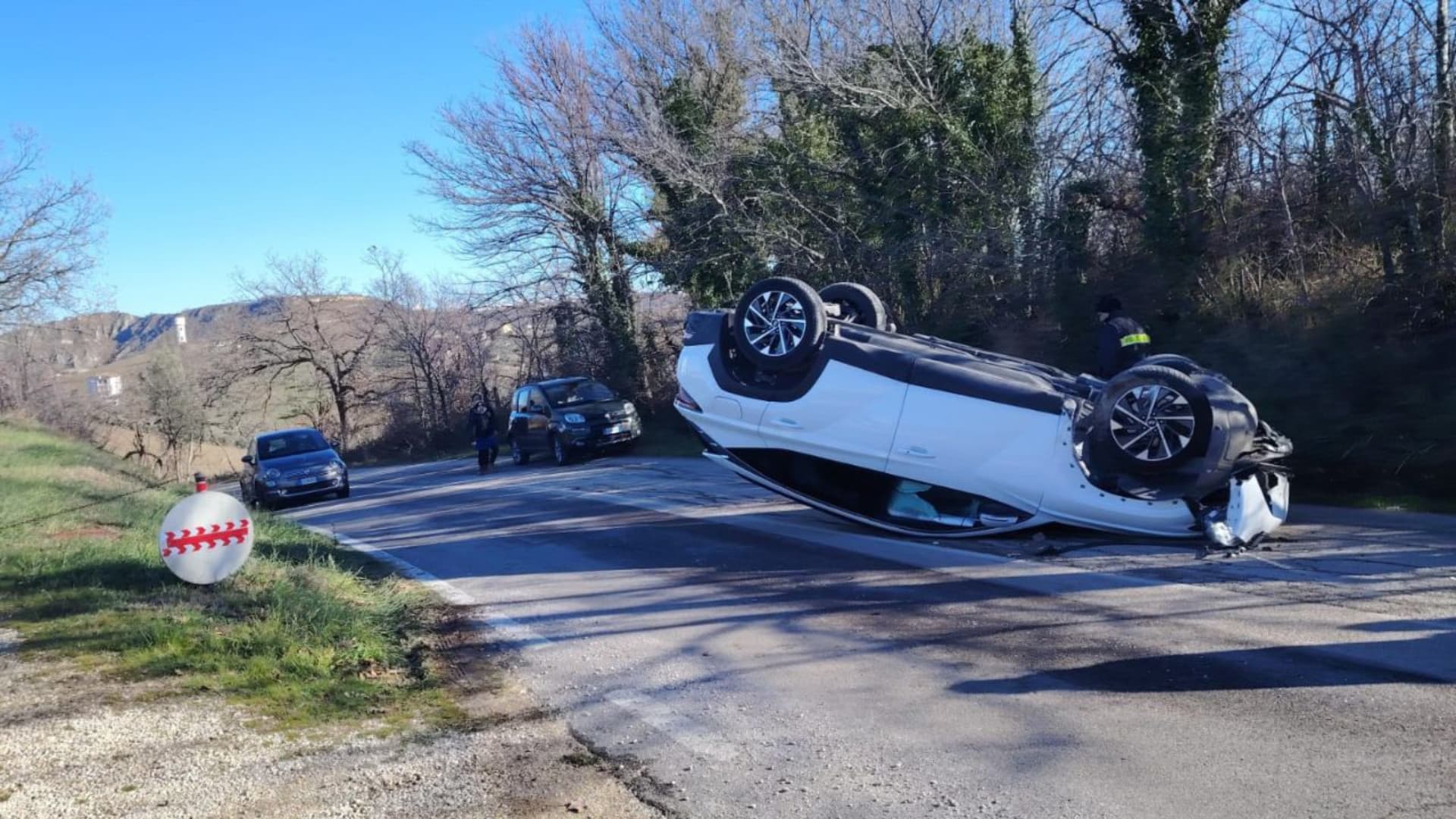 L'auto ribaltata dopo l'incidente