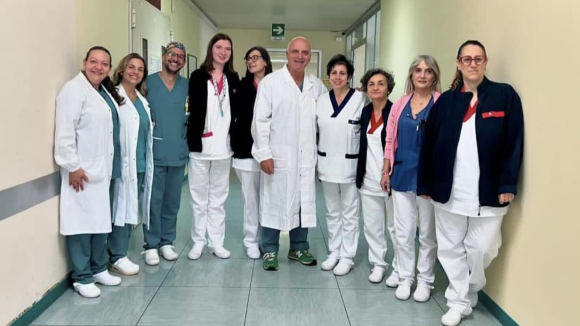 L'equipe che ha operato la signora salvandole la vita