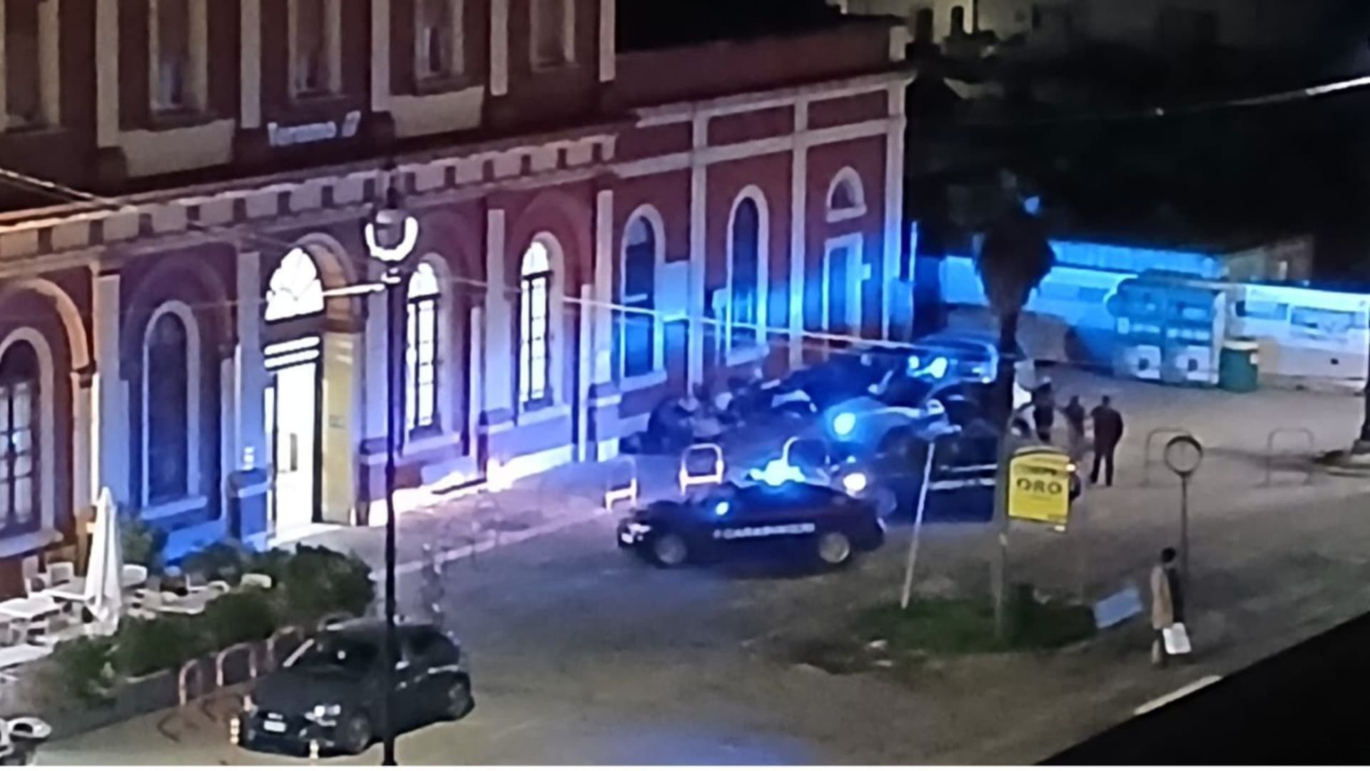 L'intervento delle forze dell'ordine alla stazione