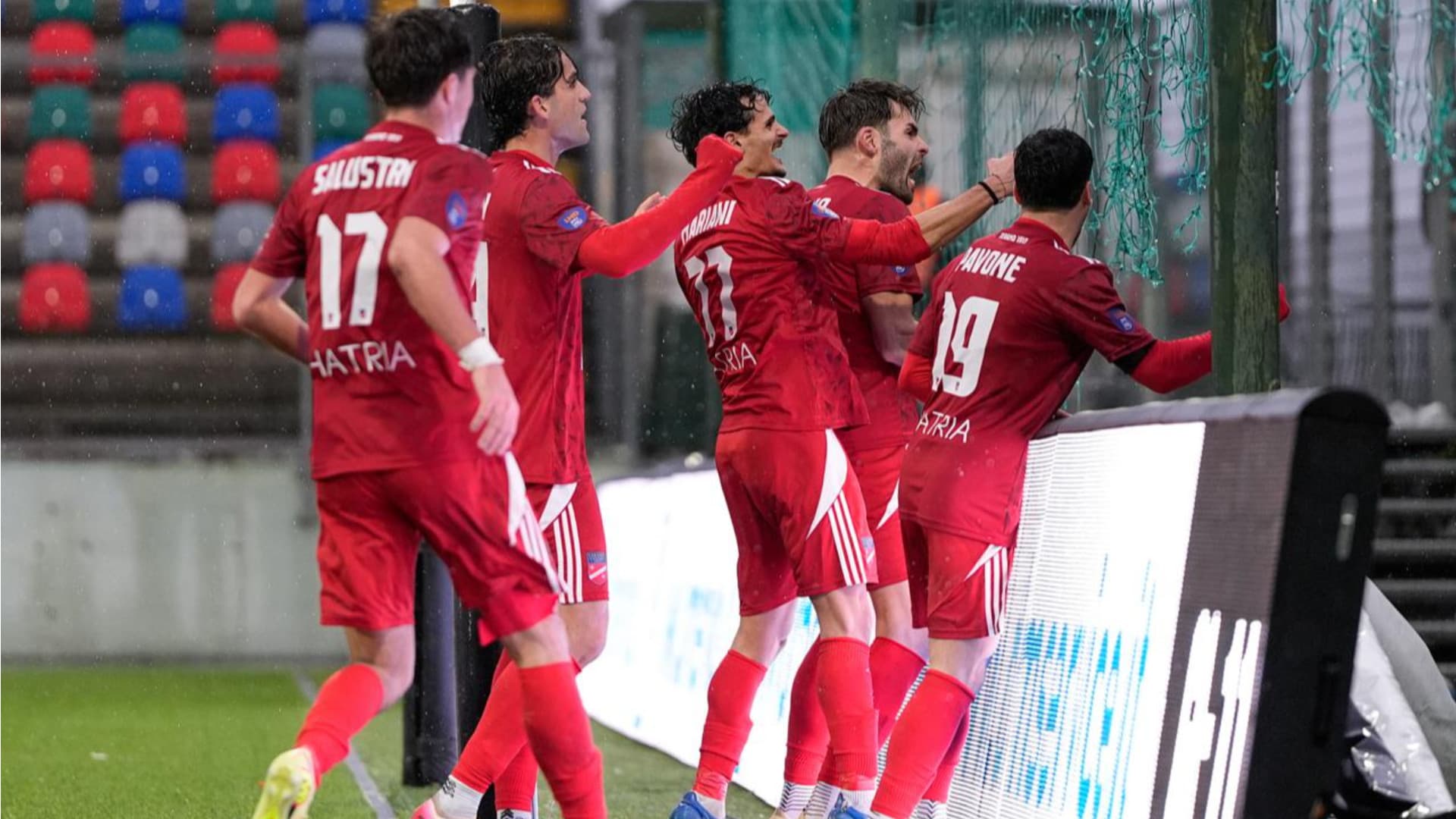 Esultanza dei giocatori del Teramo calcio