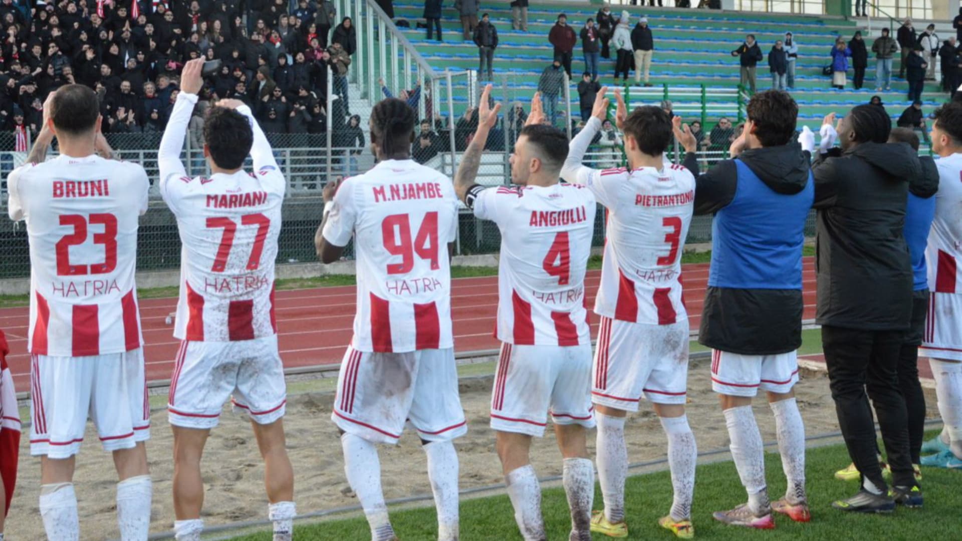 La squadra biancorossa sotto la curva