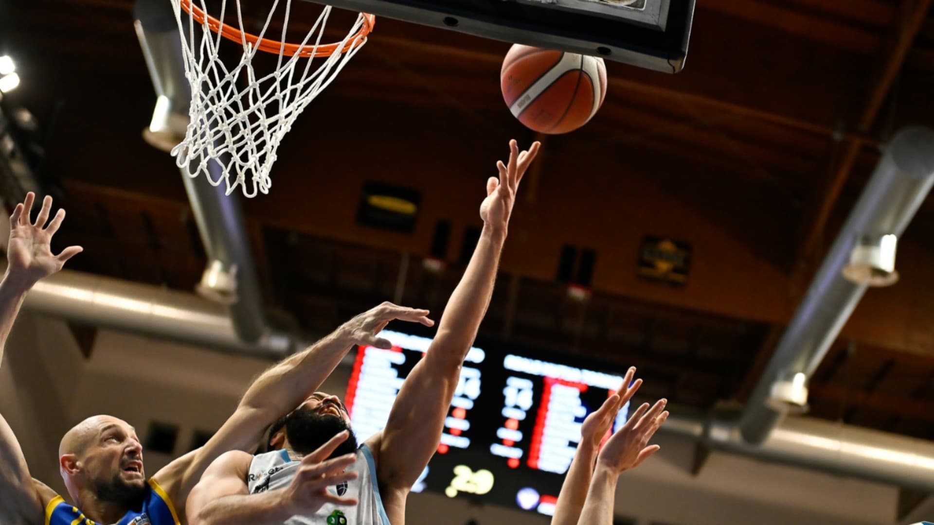 Un momento del match (Foto Fb: Pallacanestro Roseto)