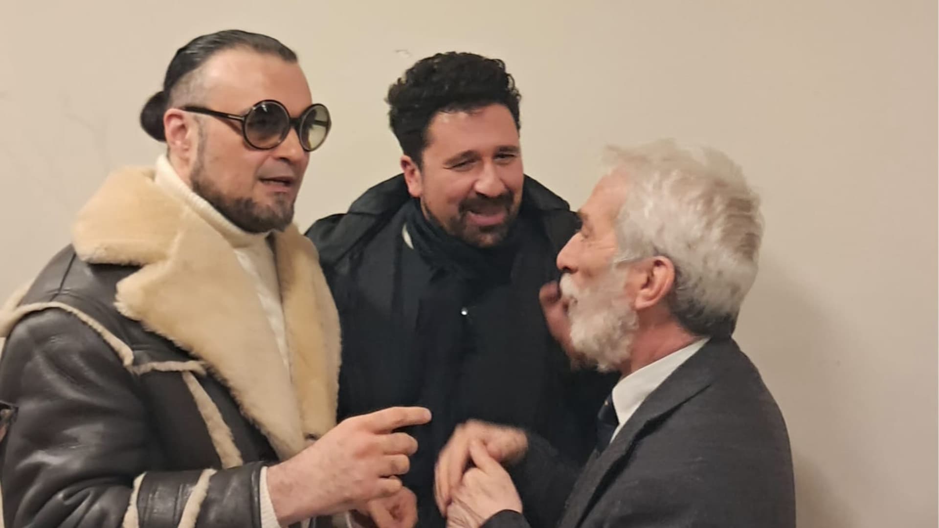 Enrico Melozzi e Giuseppe Andaloro salutano, dopo il concerto il direttore artistico della Barattelli Fabrizio Pezzopane