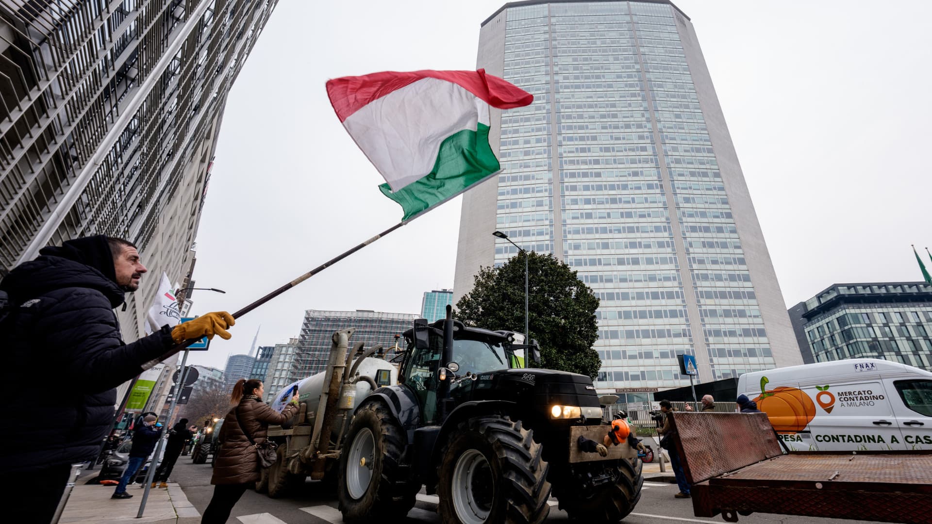 Manifestazione agricoltori in piazza duca d’Aosta contro approvazione del trattato Mercosur, Venerdì 9 Gennaio 2026 - Cronaca - (foto di Claudio Furlan/ LaPresse)