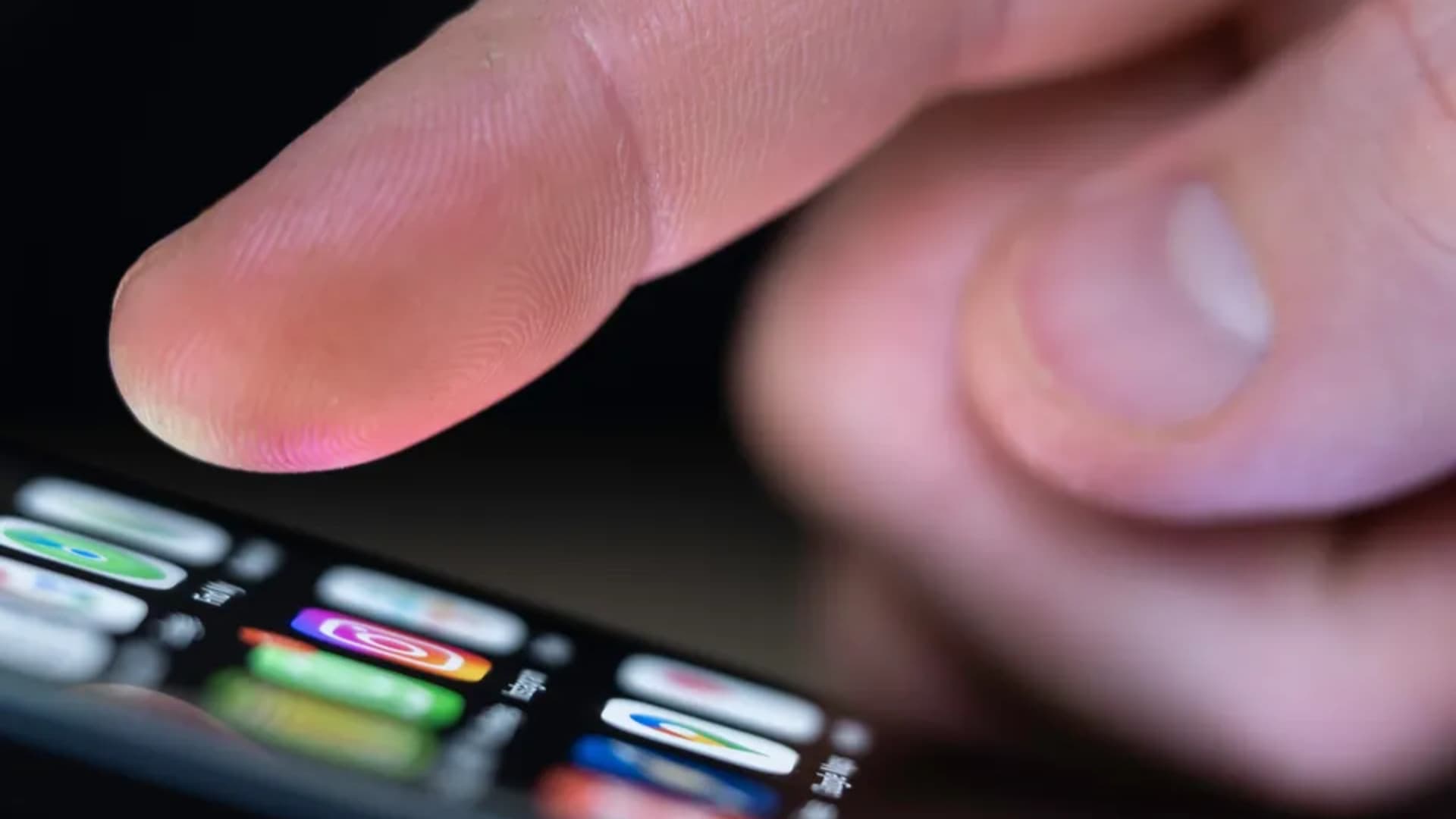 Un consumatore verifica le bollette