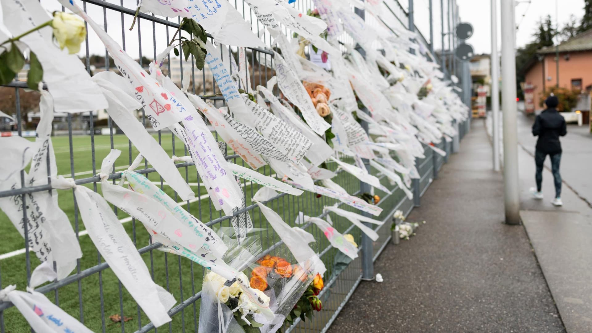 Memoriale alle vittime di Crans-Montana allo stadio di Lutry, in Svizzera (Cyril Zingaro/Keystone via AP)