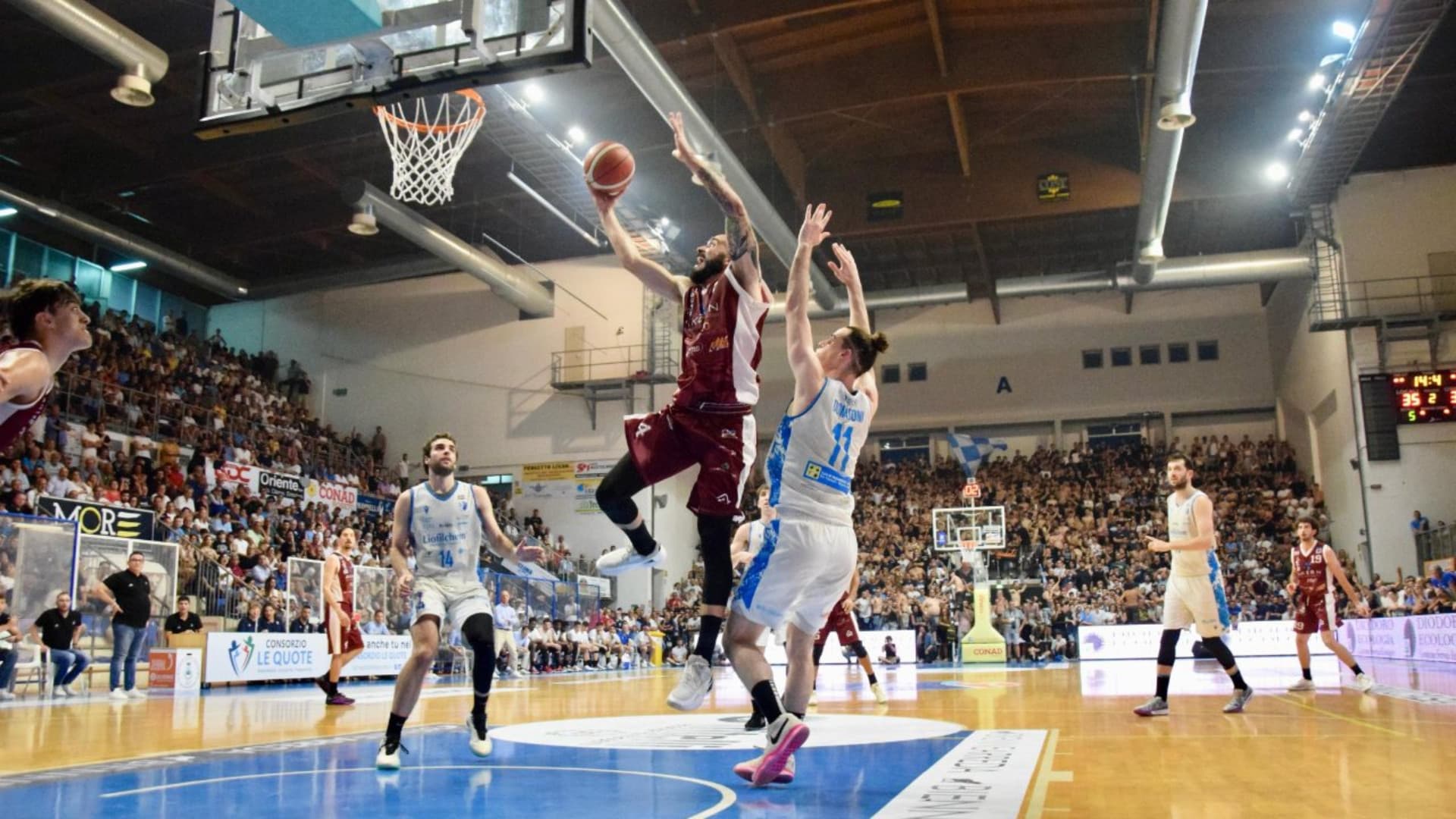 Un'azione di un match fra Roseto e Libertas (Bellaveglia/Silvi)