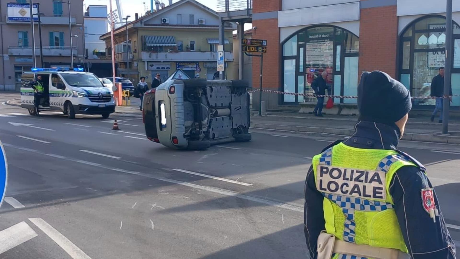 L'auto ribaltata
