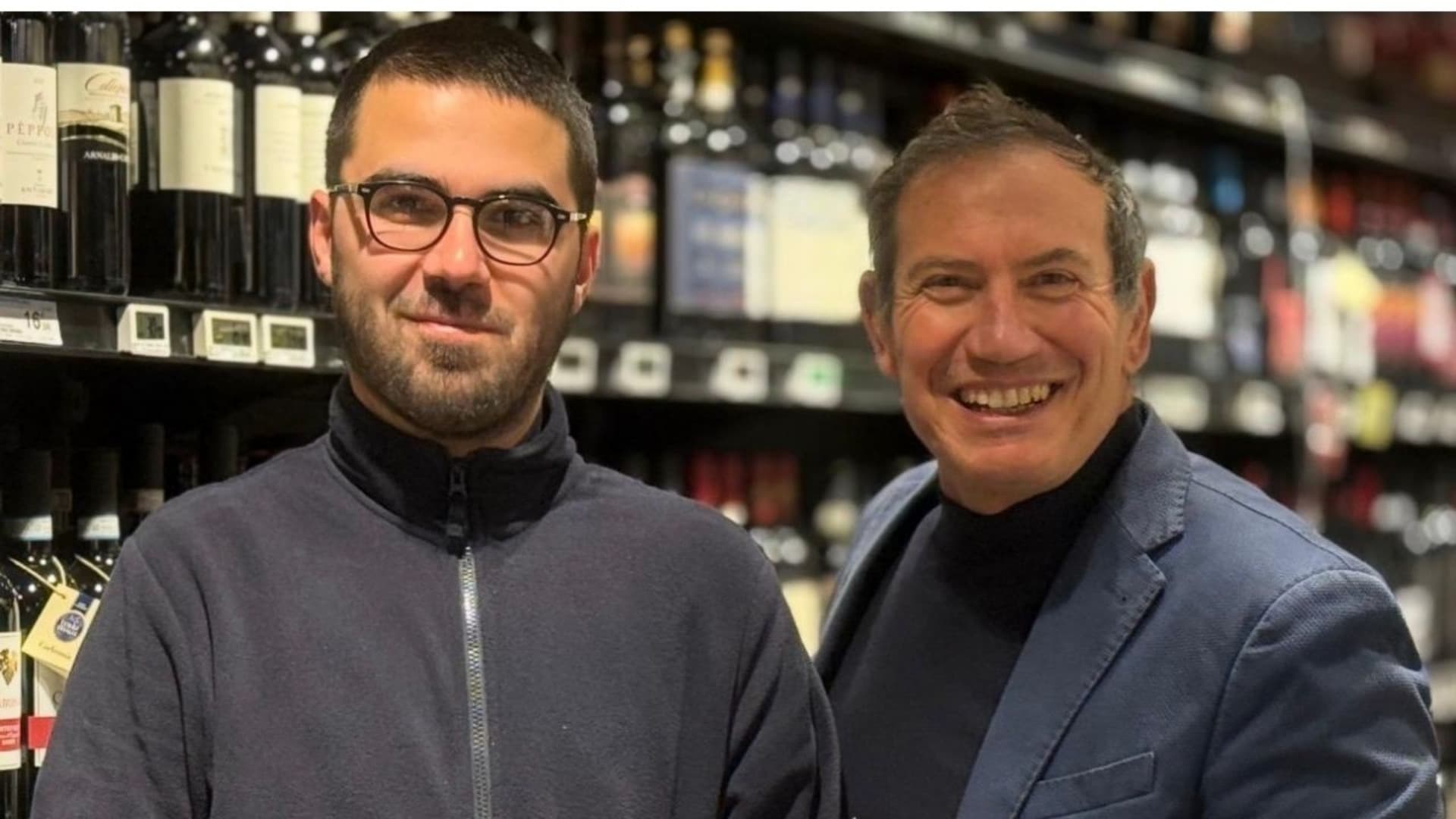 A sinistra Adis nel suo nuovo posto di lavoro insieme al direttore del punto vendita