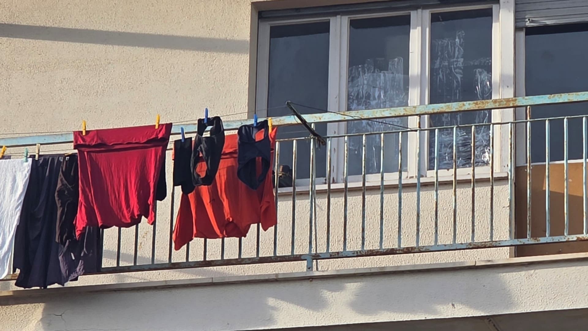 I panni stesi in una casa occupata