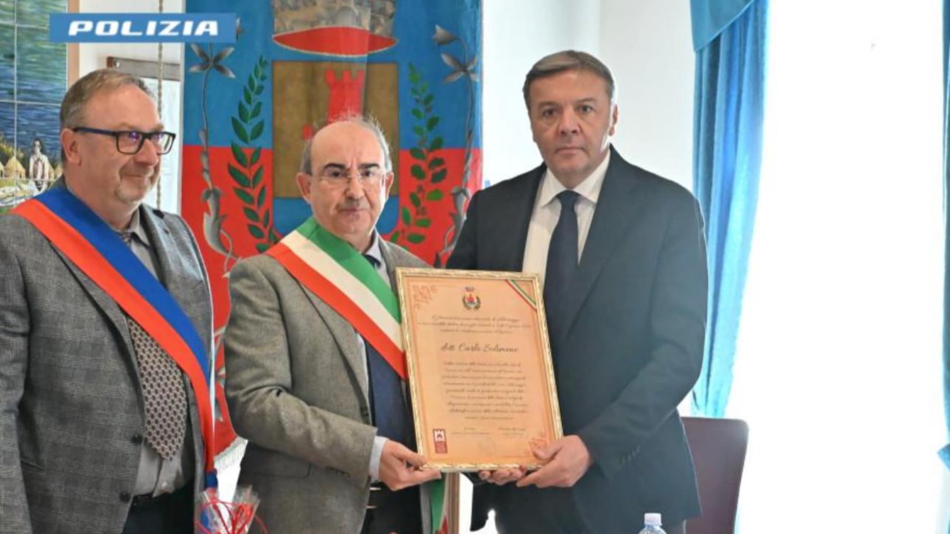 Il conferimento della cittadinanza onoraria al Questore di Pescara, a destra nella foto