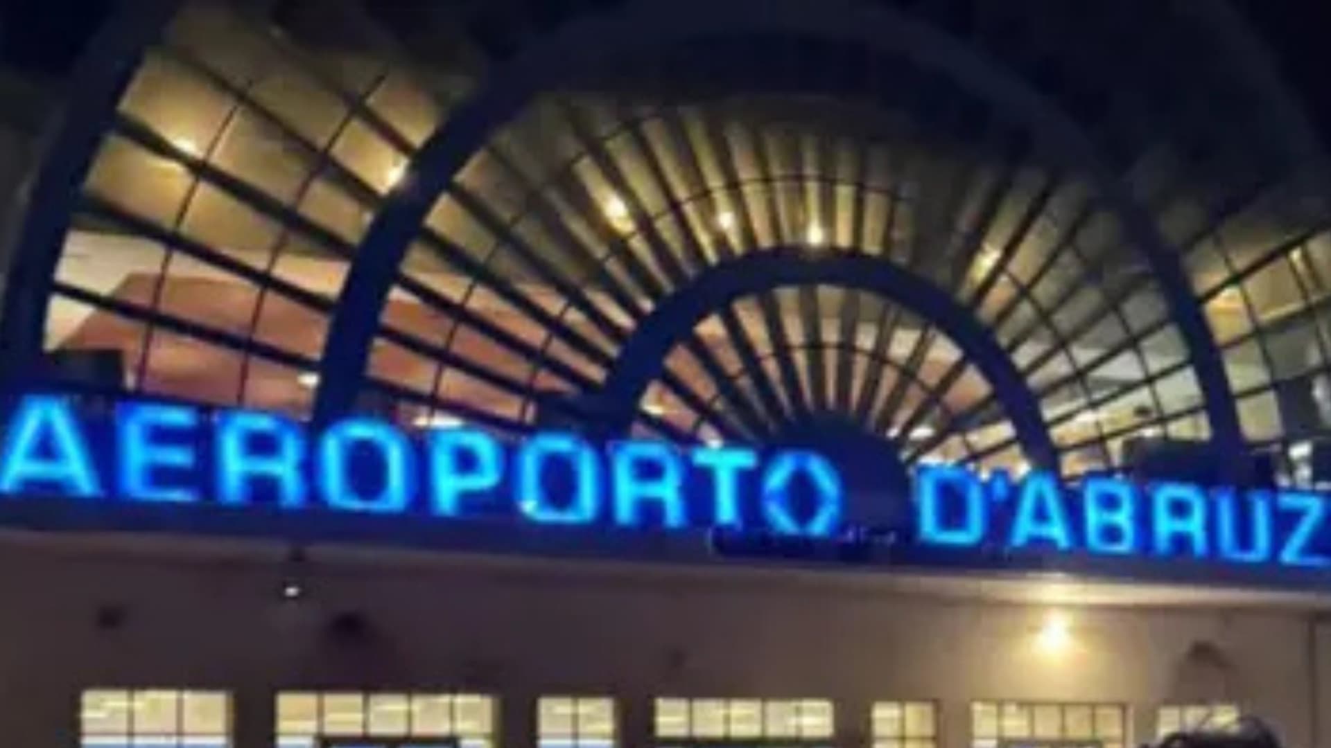 Giornata complessa all’Aeroporto d’Abruzzo: dirottamenti e ritardi a catena
