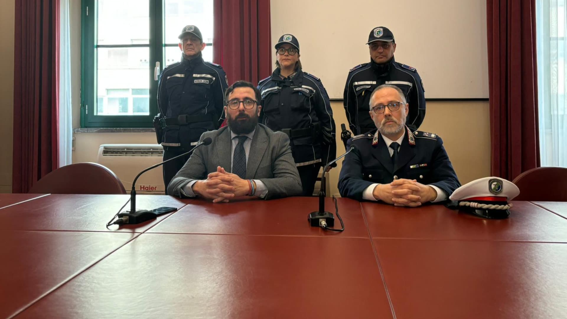 Il sindaco Matteo Perazzetti con il comandante Luca Marzuoli, in secondo piano alcuni agenti