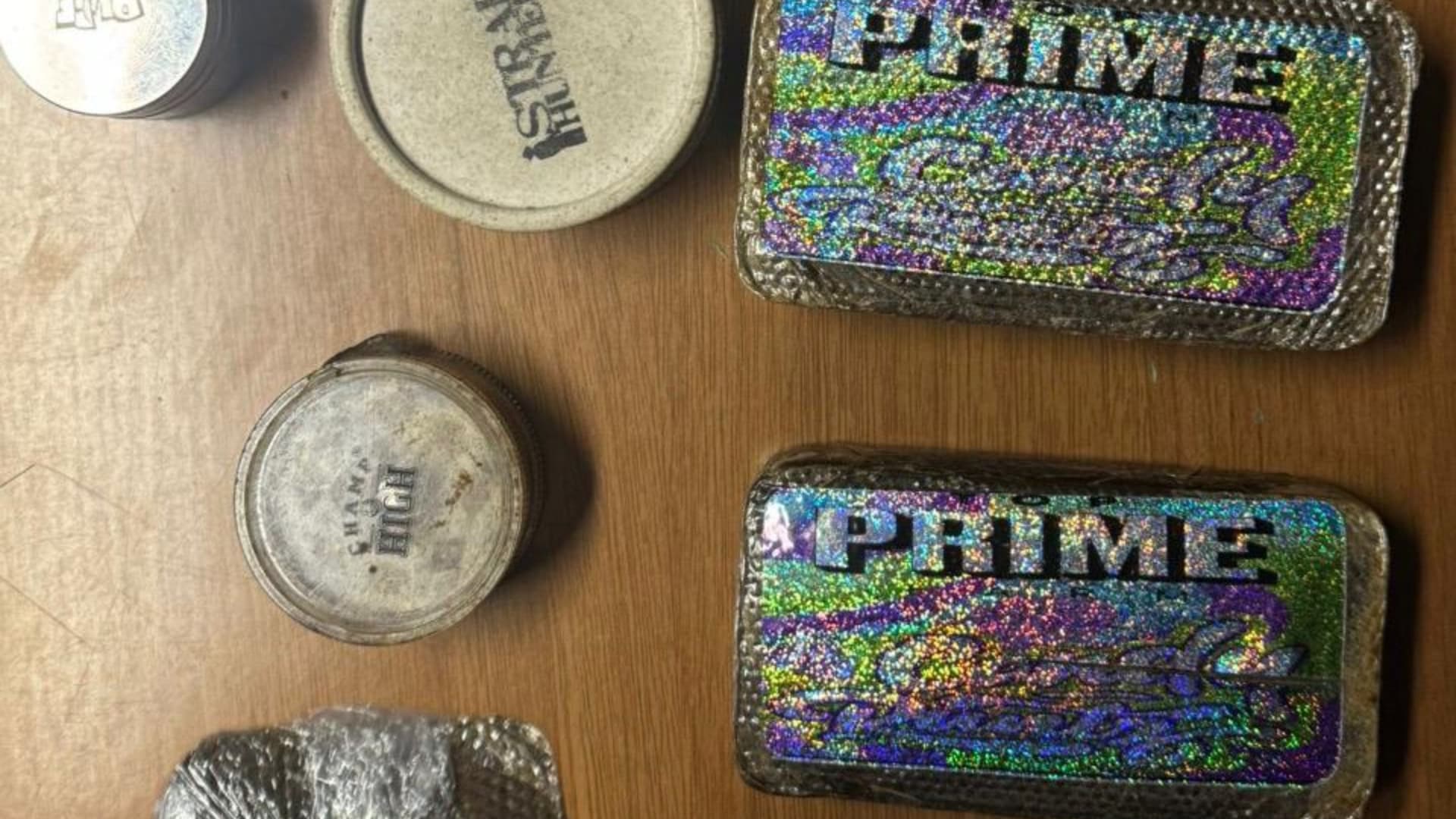 Teramo, scoperto “deposito” di hashish in casa: arrestato 21enne. A tradirlo il nervosismo