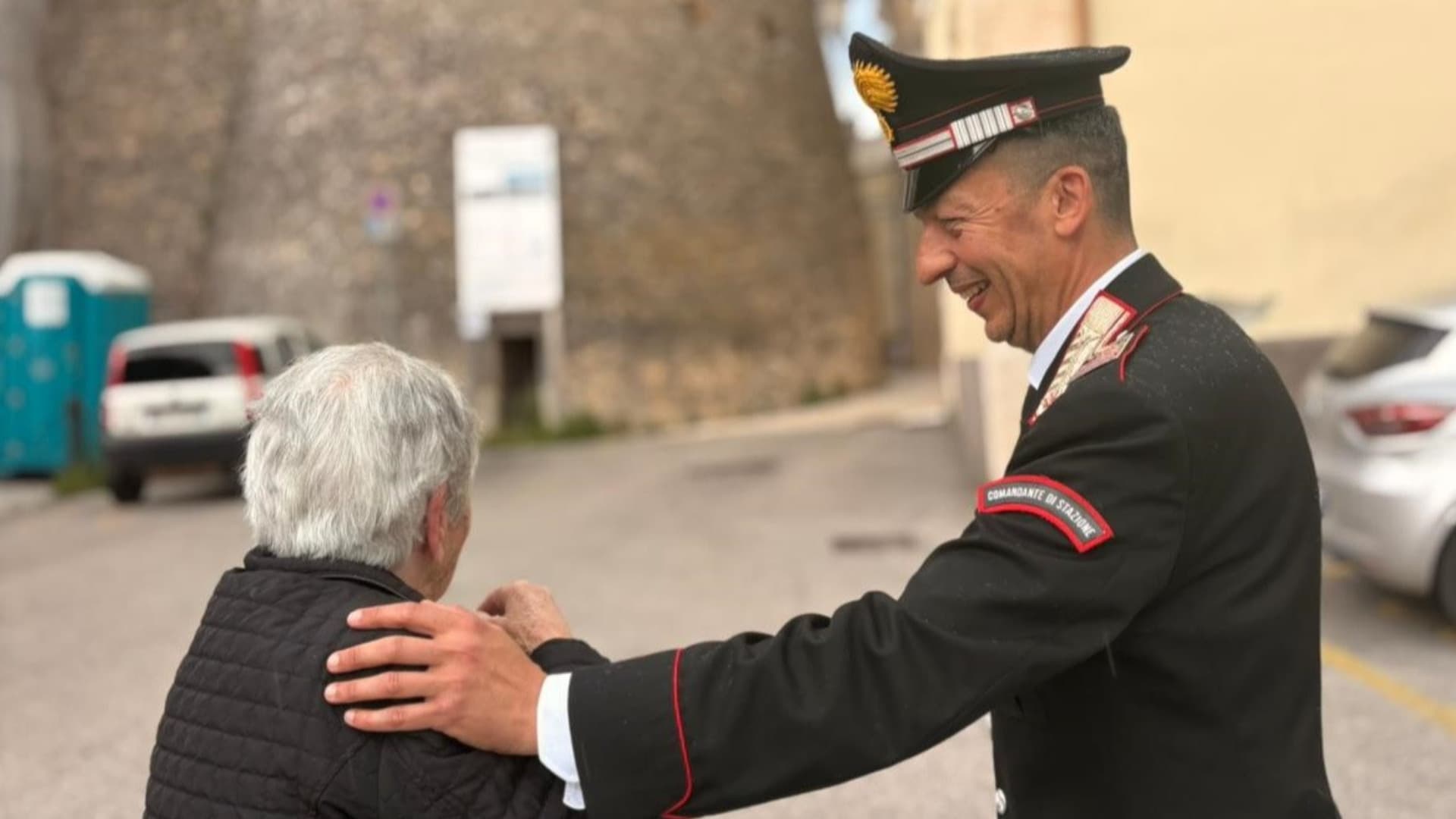 Un carabiniere rassicura l'anziana