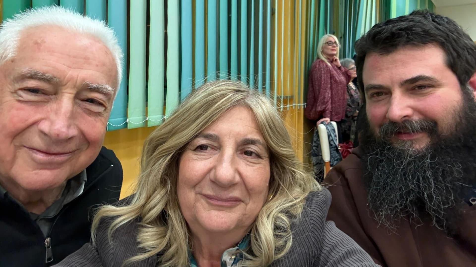 Fra Emiliano Antenucci (a destra) con don Renzo D’Ascenzo e la professoressa Rita Roncone