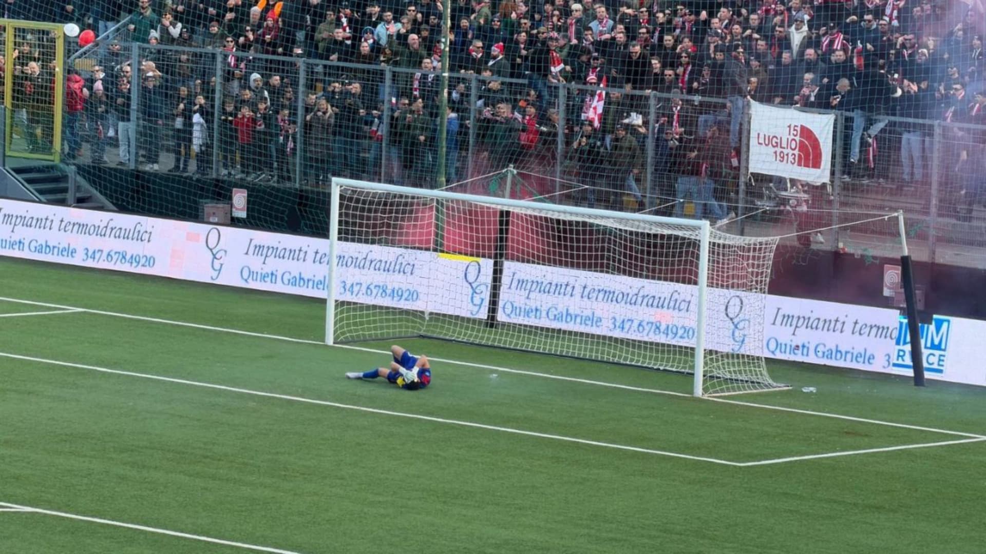 Il portiere del Giulianova stordito dal petardo