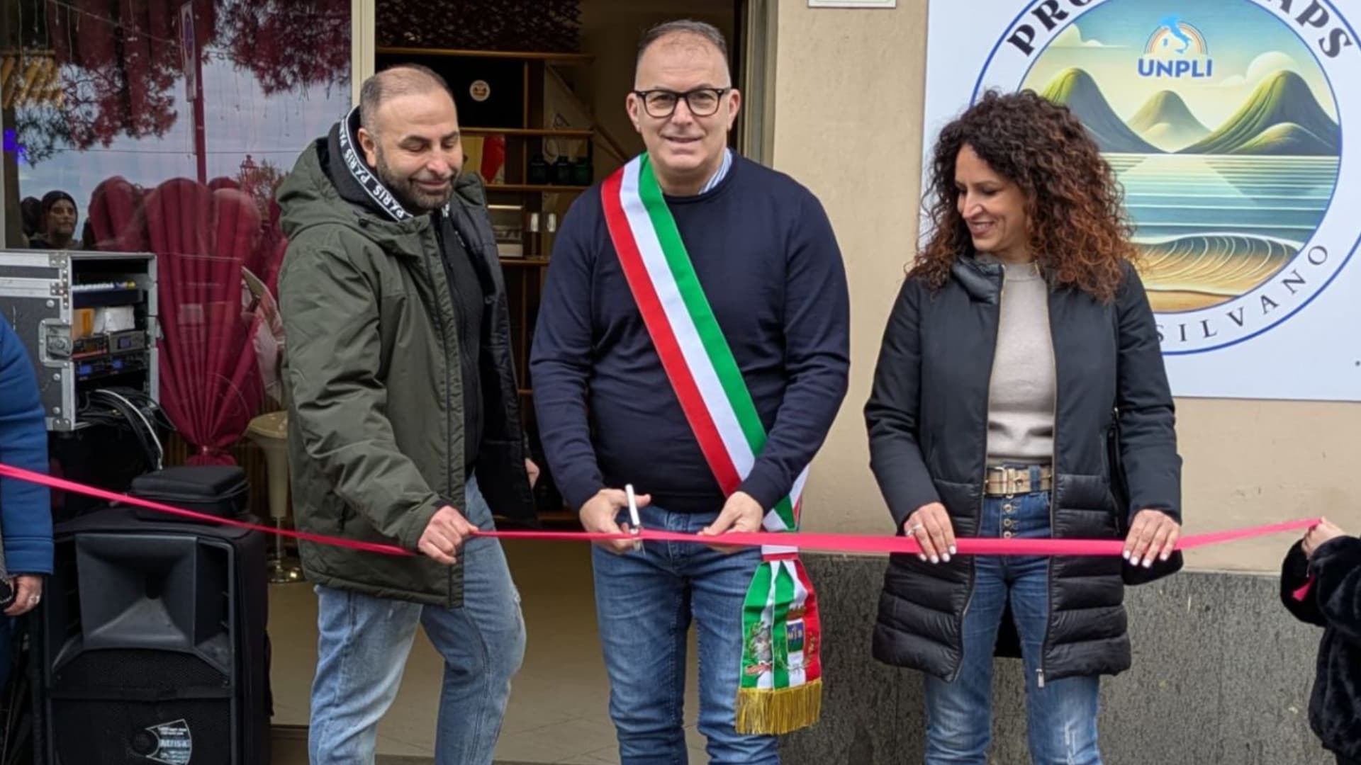 Un momento del taglio del nastro