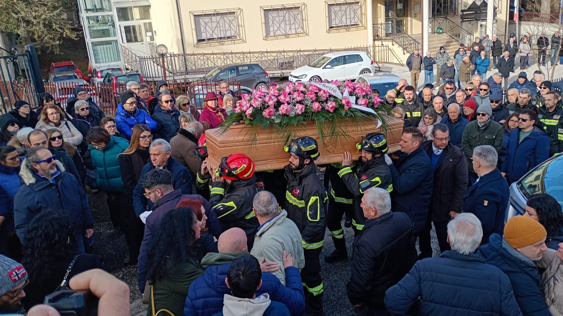 L'Aquila, l’addio a Denise Ruggeri: la bara portata a spalla dai vigili del fuoco