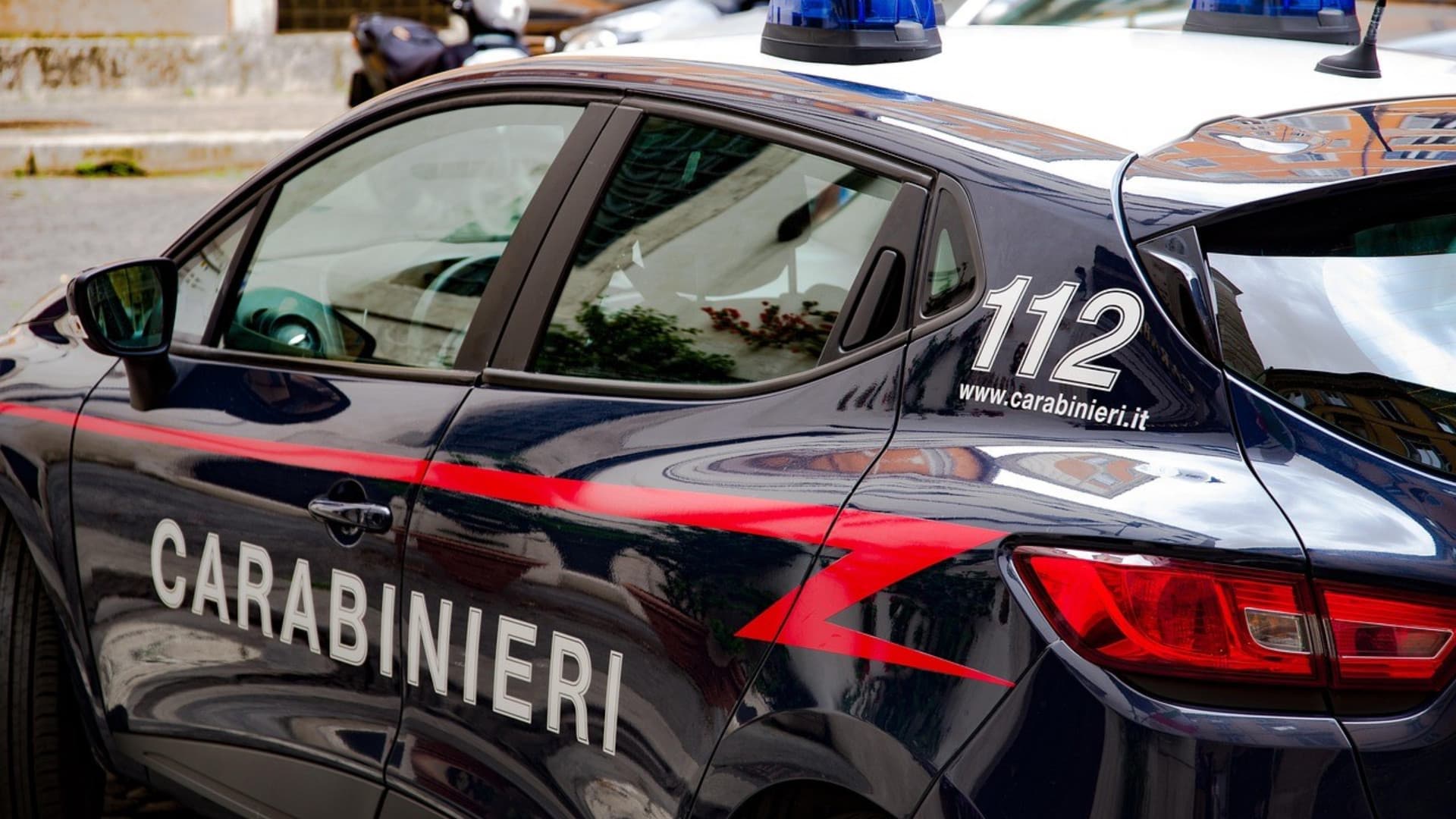 Finto maresciallo dei carabinieri, truffa un’anziana: via 2.500 euro tra contanti e ori - L'identikit del truffatore