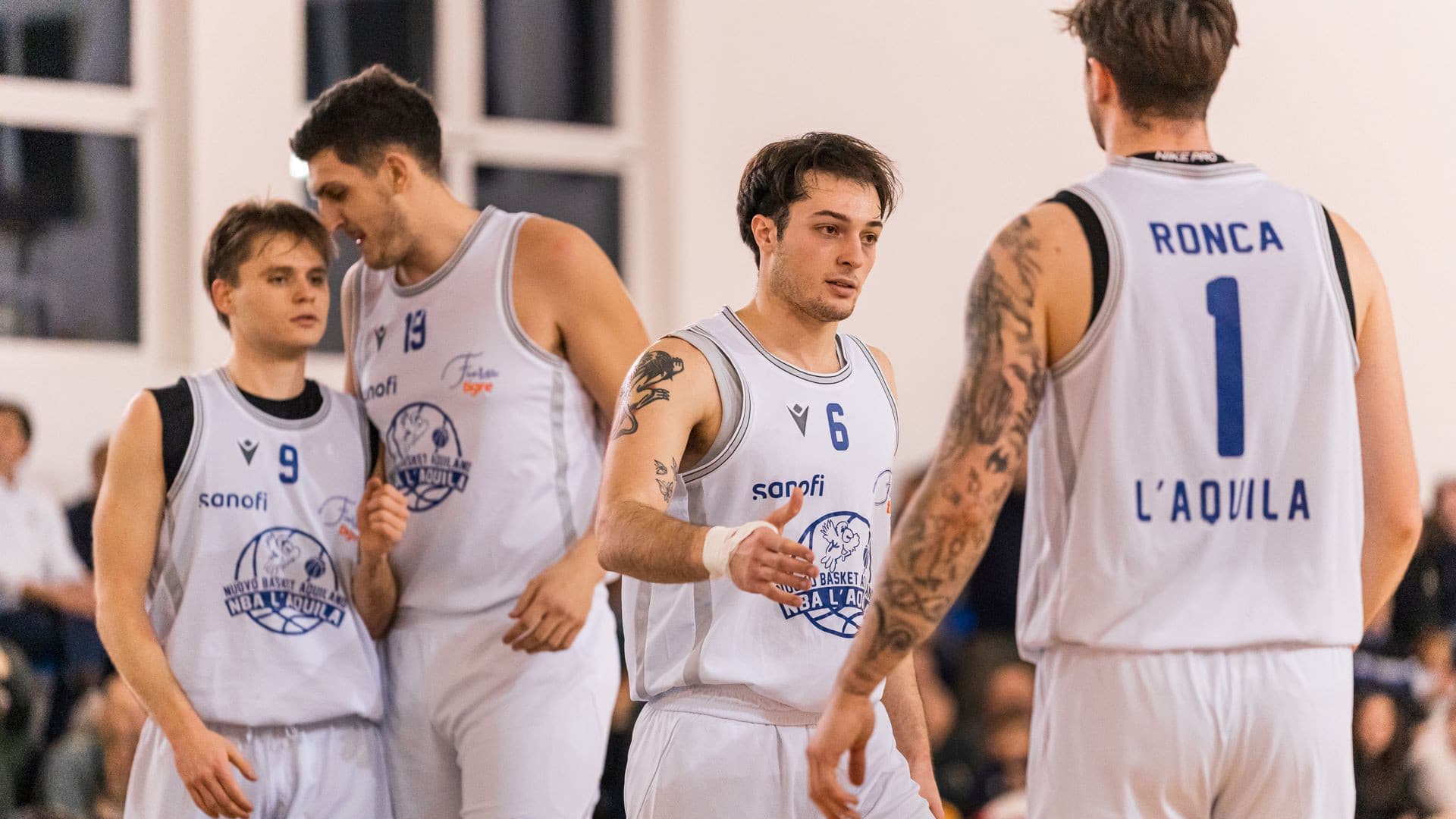 L'Aquila, spettacolo al PalaAngeli con l'arrivo dell'ex campione Nba Linton Johnson