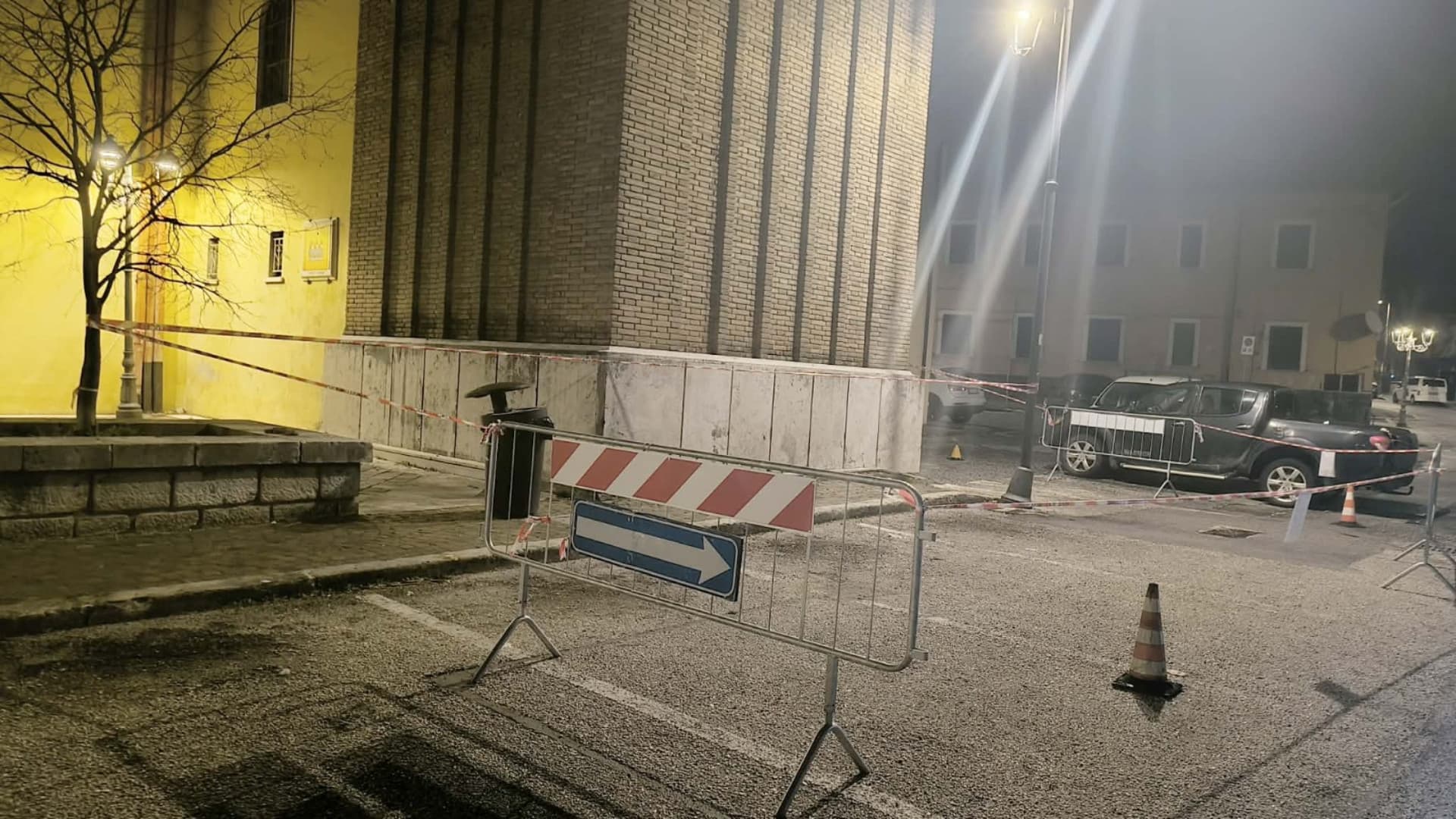 Carsoli, cadono calcinacci dal campanile della chiesa: stop a pedoni e auto