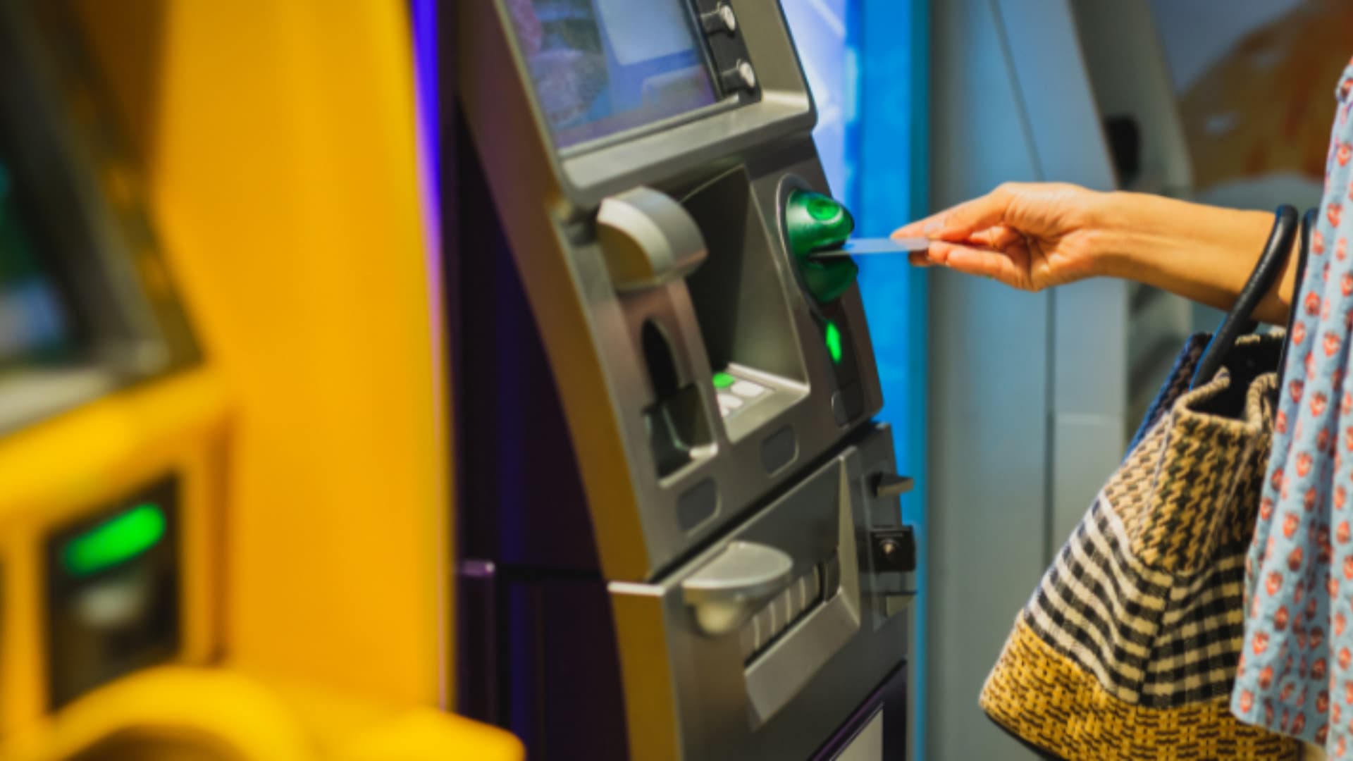 Abruzzo senza banche: 169mila cittadini lasciati senza sportelli - ll limite dell'internet banking