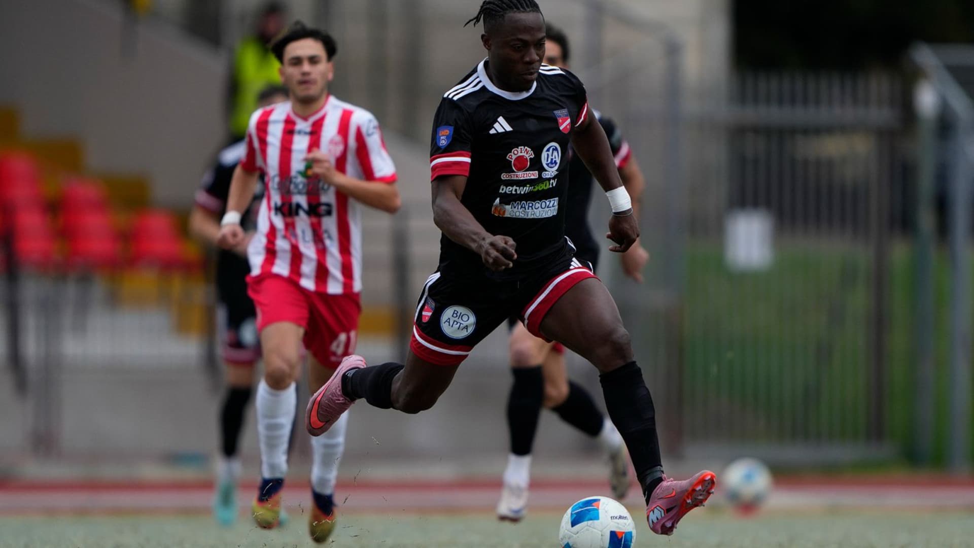 Infinito Teramo, gol decisivo di Njambe (poi espulso): continua la corsa in vetta - Classifica