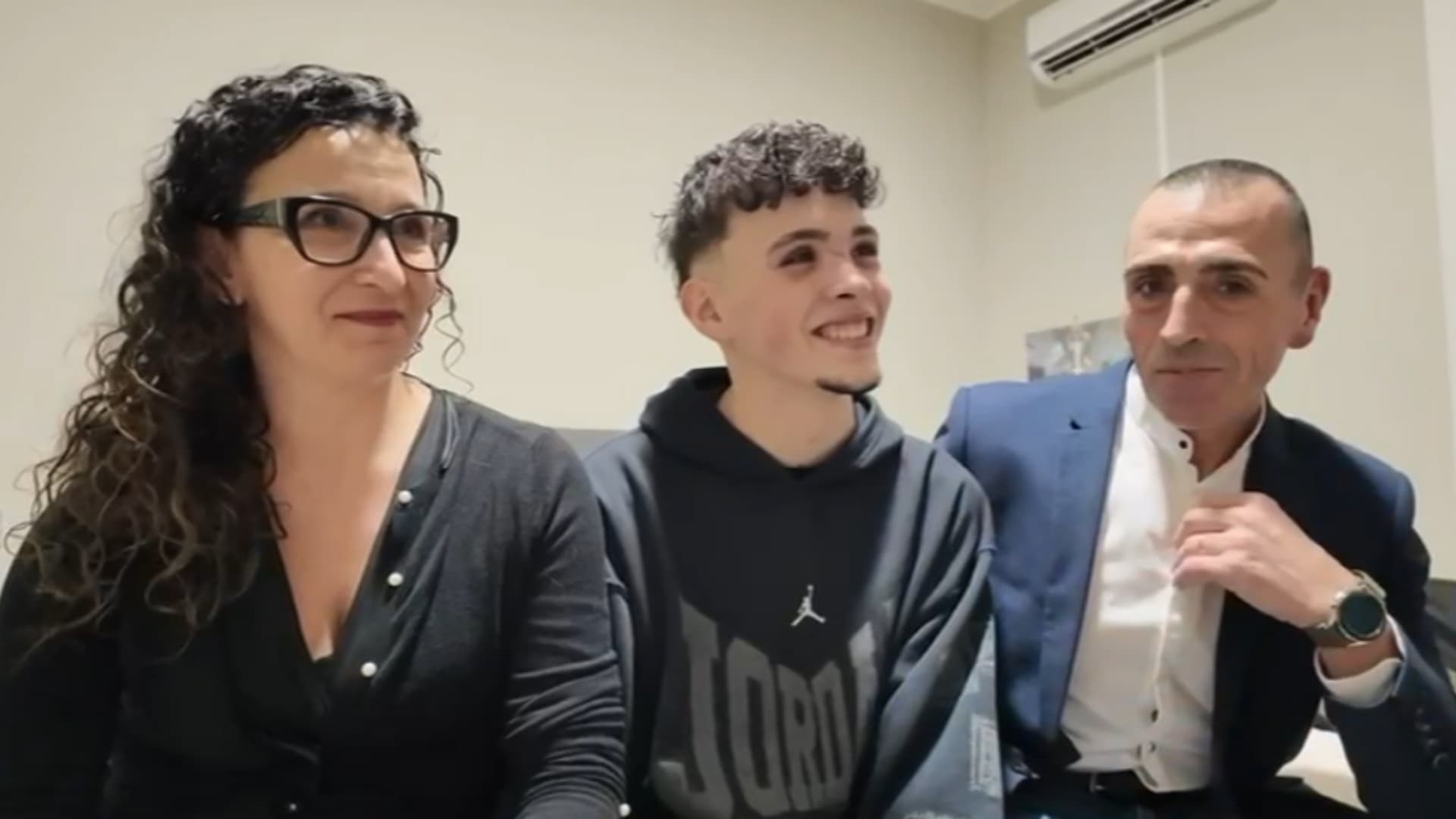 Il sorriso ritrovato di Andrea e i genitori