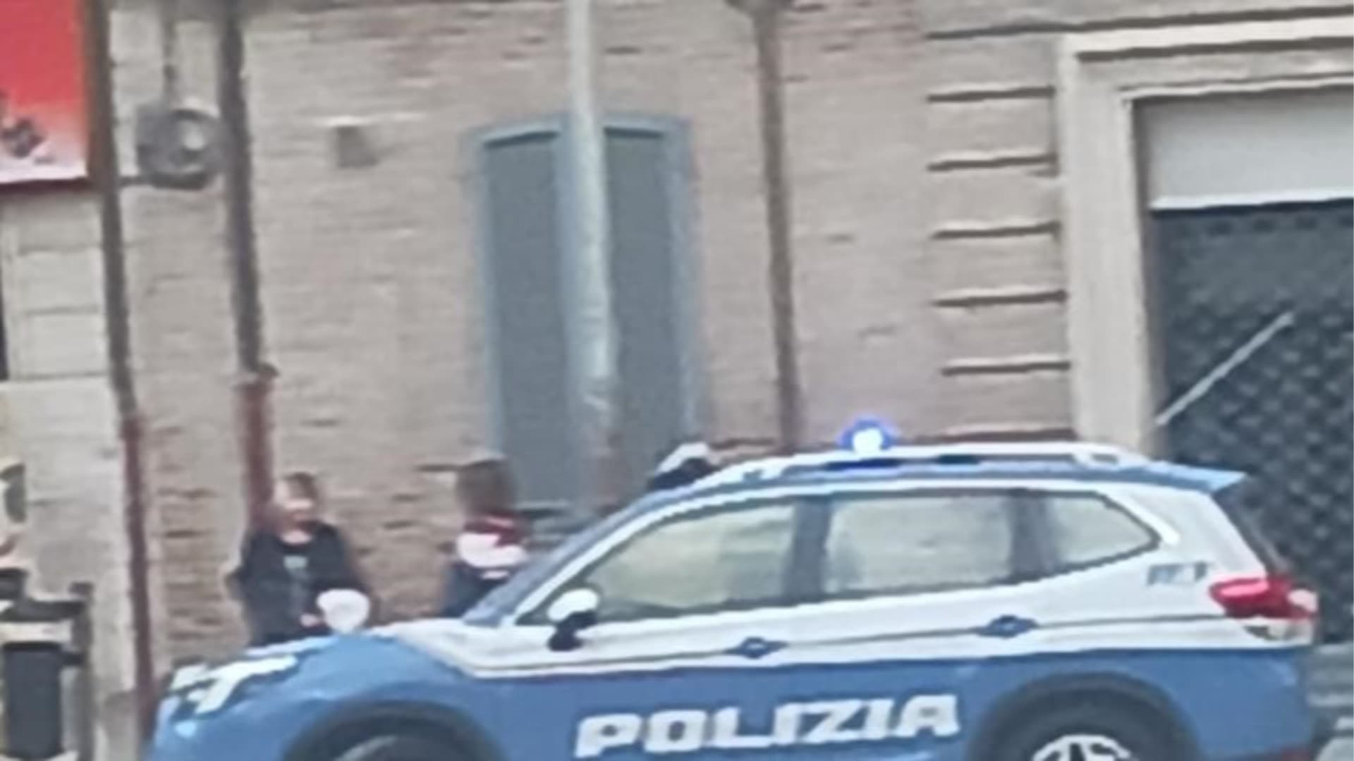 Teramo, uomo in stato confusionale semina il panico nel centro cittadino