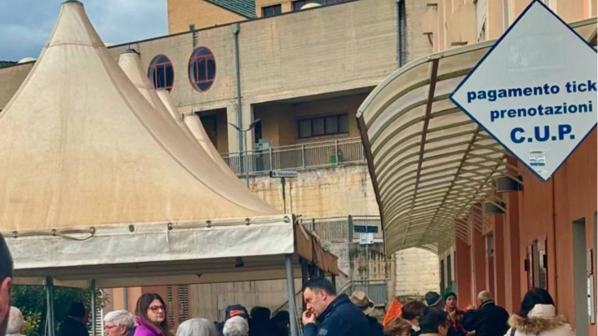 L'Aquila, ospedale "San Salvatore": divieto di sosta provvisorio in via Pertini