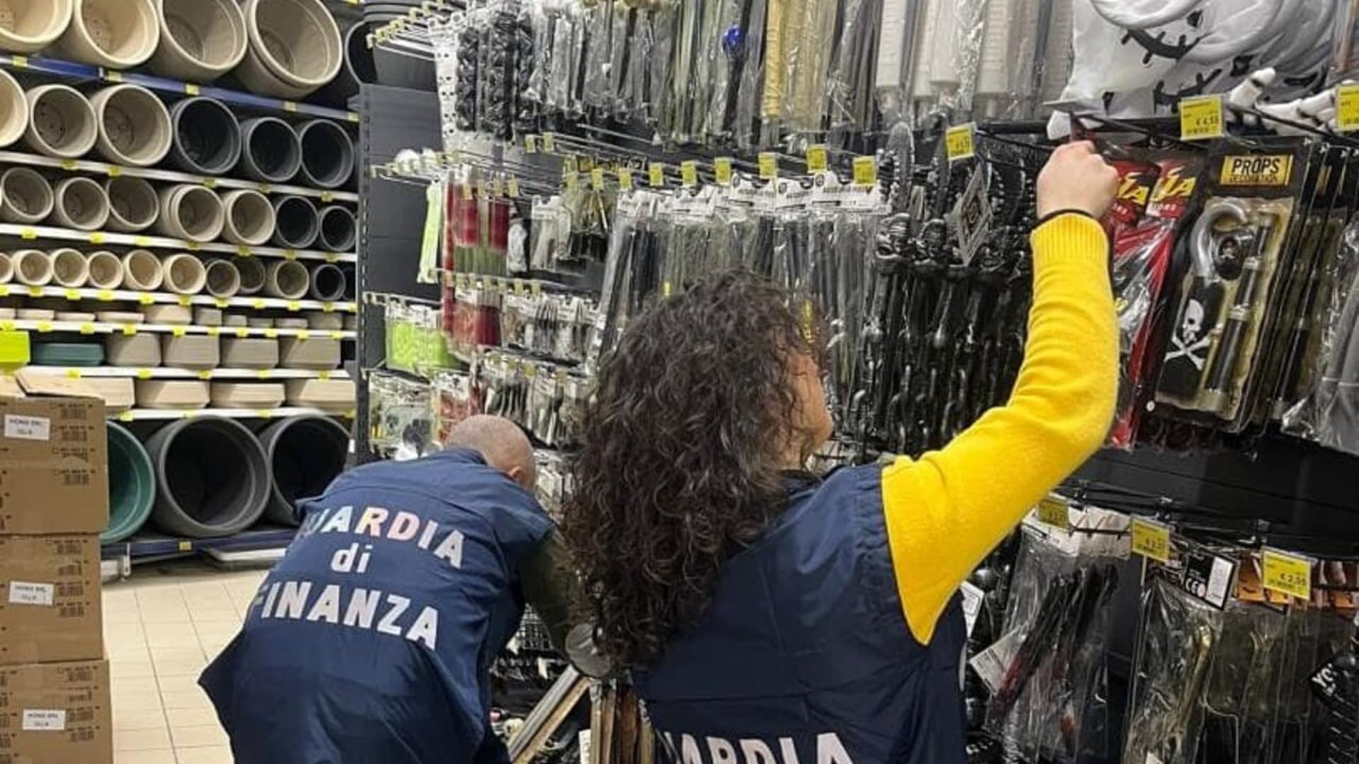 Teramo, sequestrati 50mila articoli di Carnevale pericolosi: nel mirino costumi e maschere per bambini