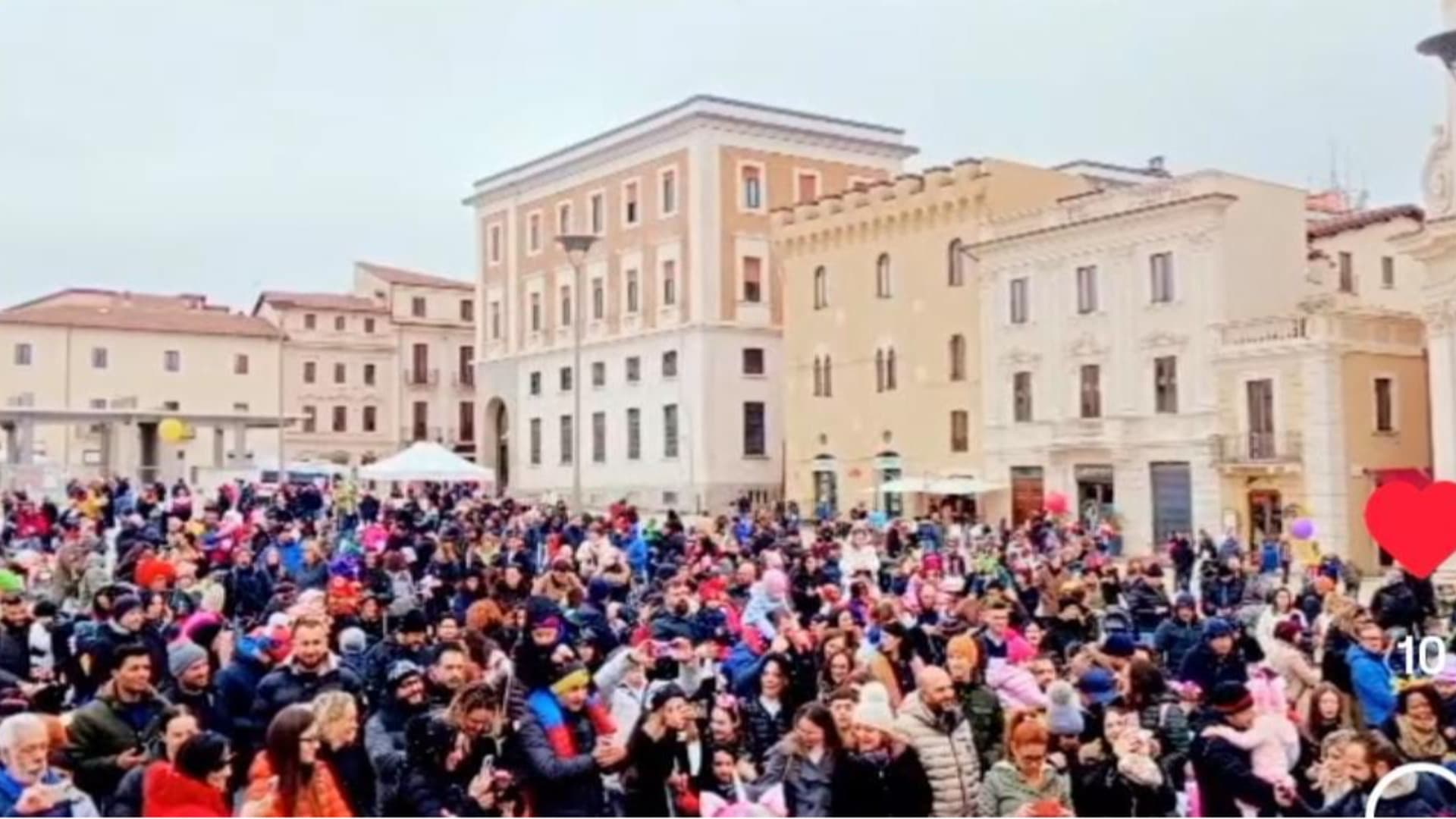 L'Aquila, carnevale in piazza Duomo: sorrisi, mascotte e mistero