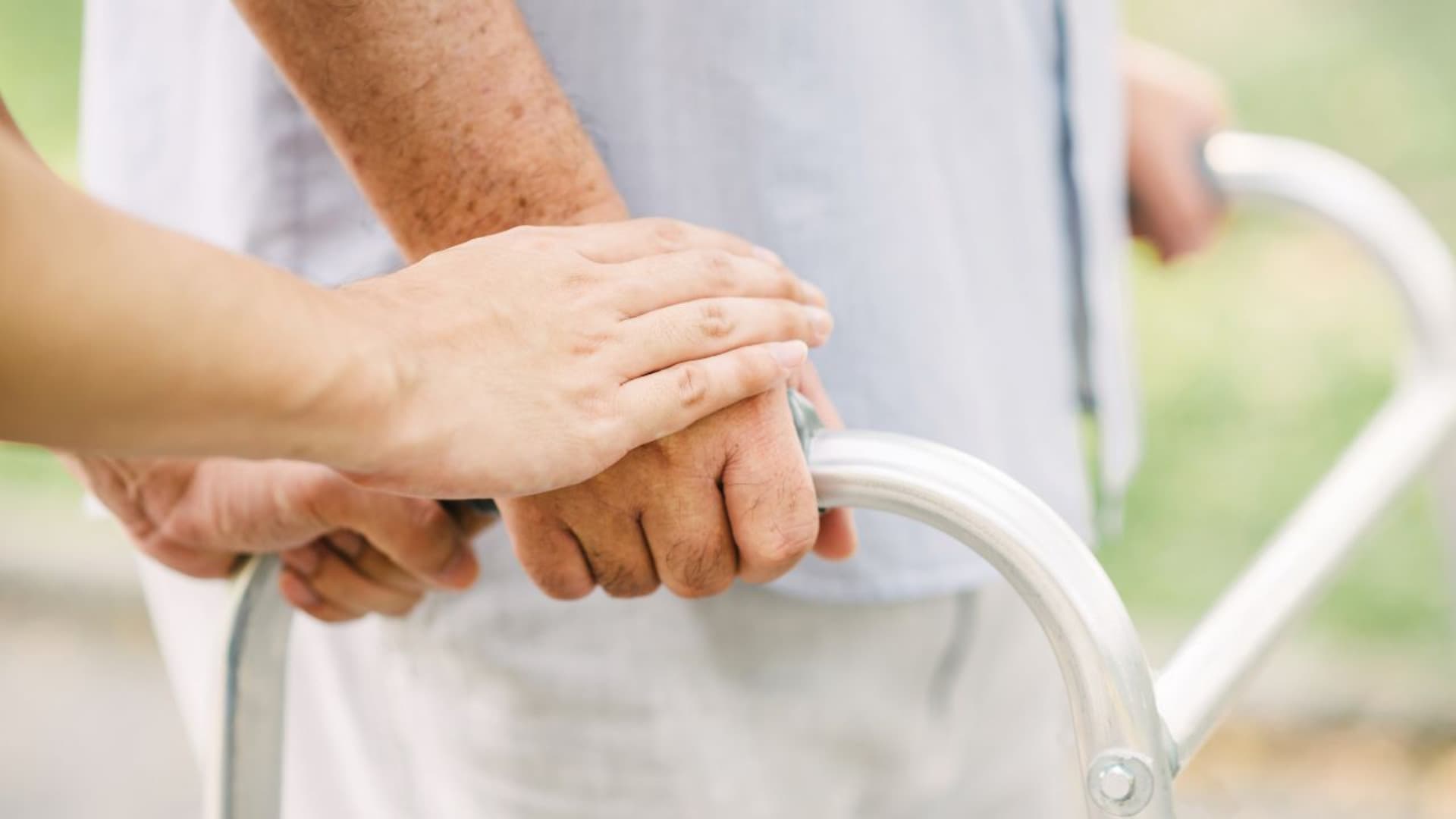 Bonus caregiver 2026, aiuto fino a 400 euro al mese: requisiti, destinatari e cosa prevede la proposta del Governo