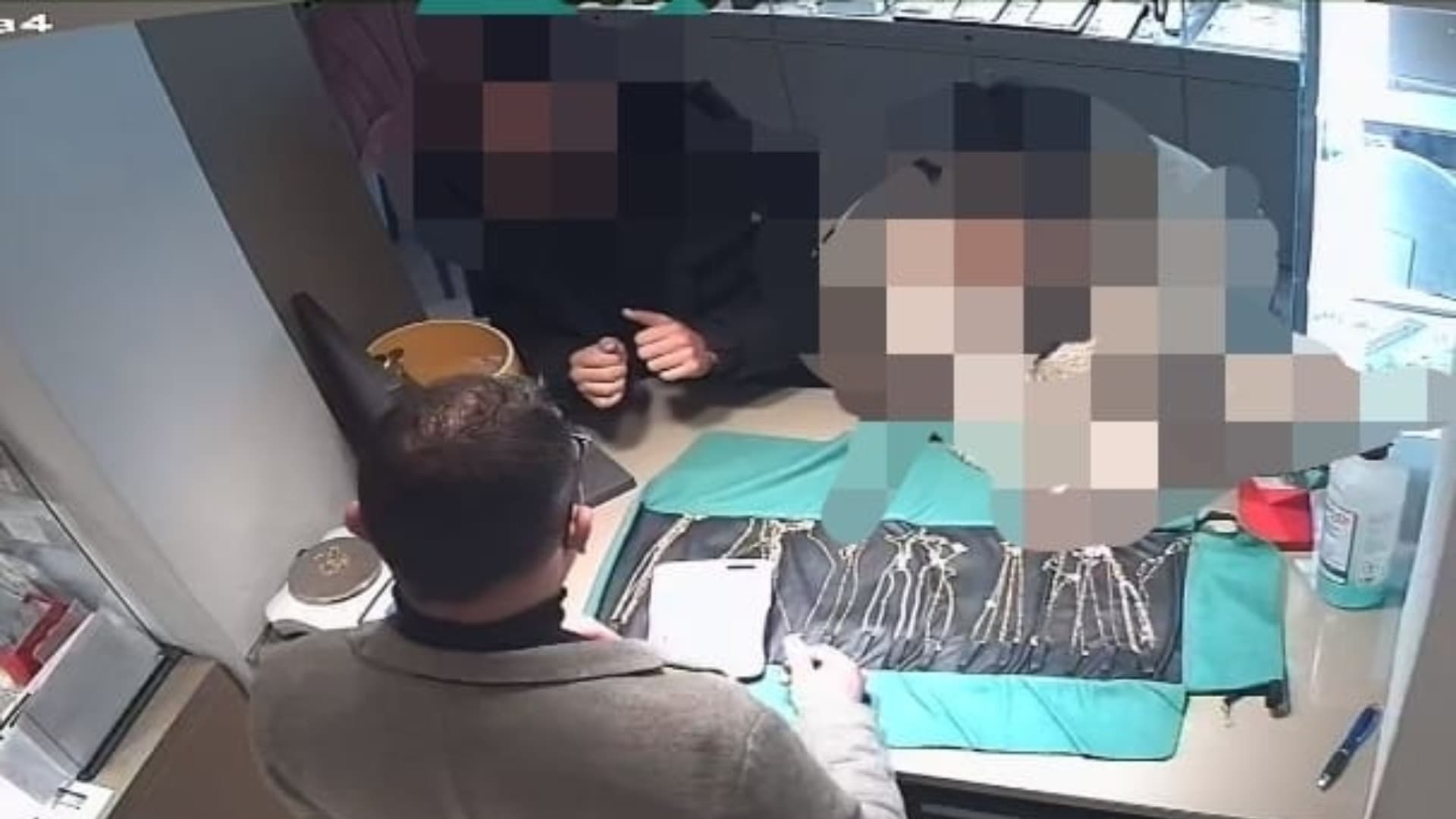 La coppia ripresa dalle telecamere