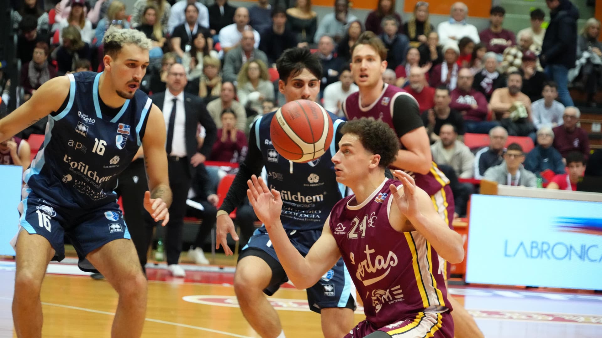 Un'azione del Roseto nel match contro la Libertas (foto Stick)