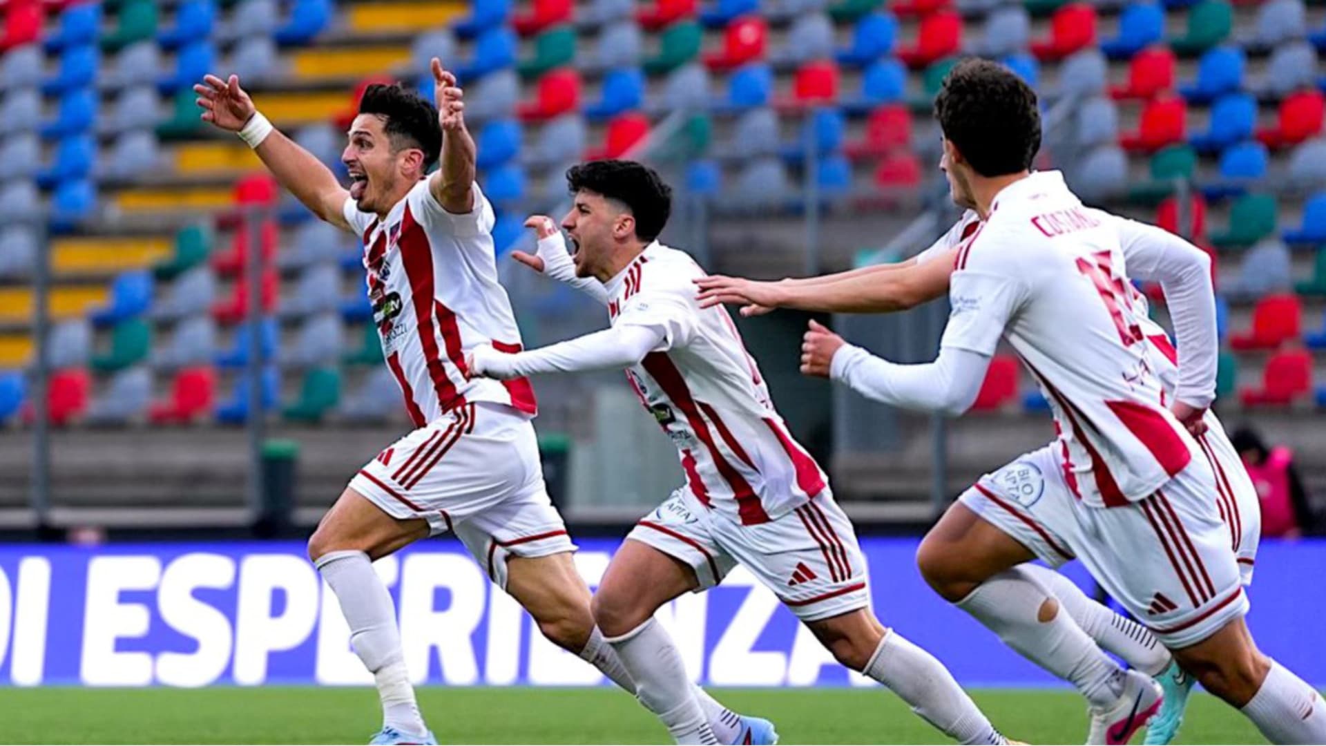 La gioia del Teramo dopo il 2-1 (foto Fb Teramo calcio)