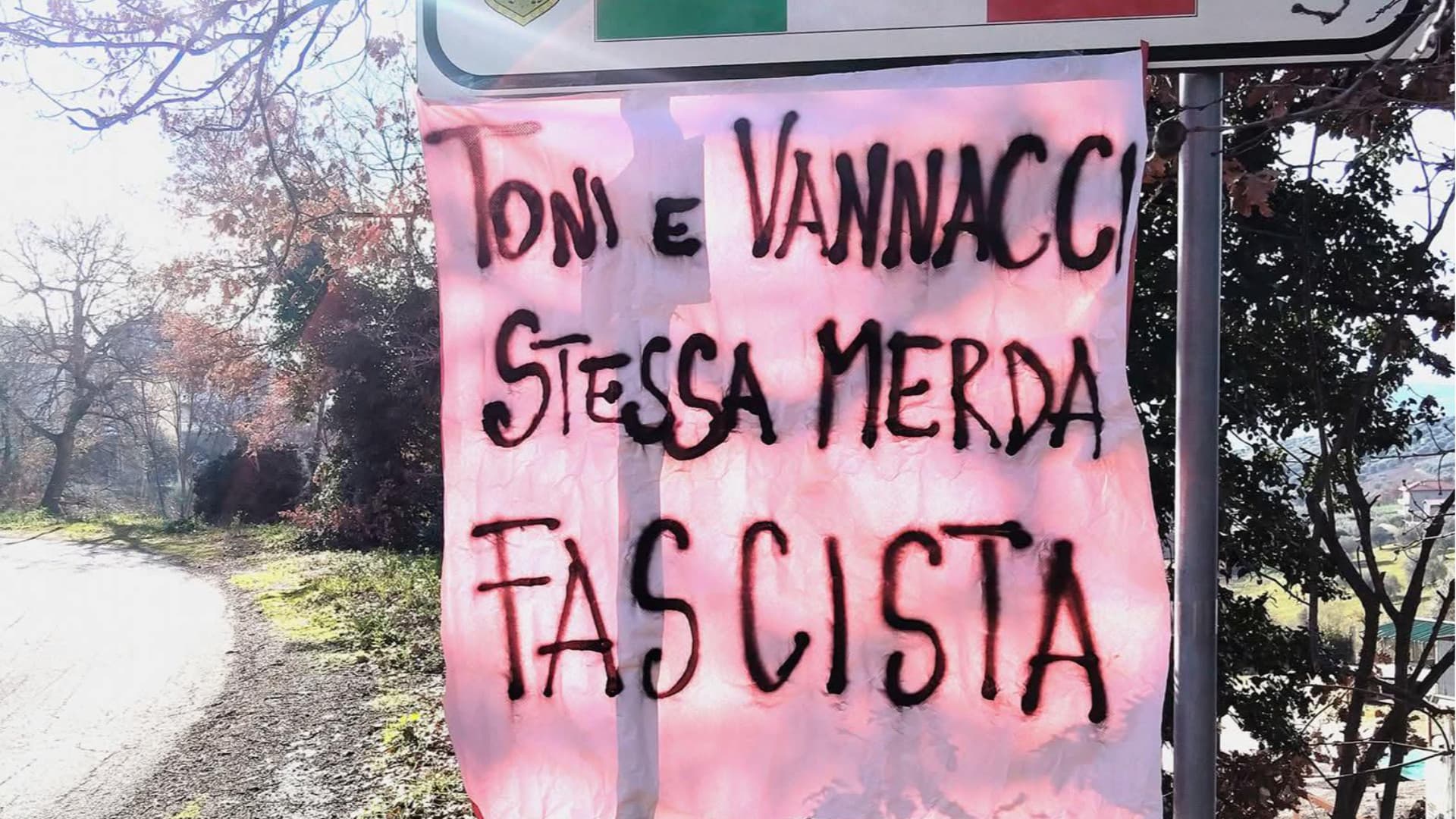 Notaresco, striscione contro il sindaco Antonio Di Gianvittorio: «Non è confronto politico, ma odio anonimo»