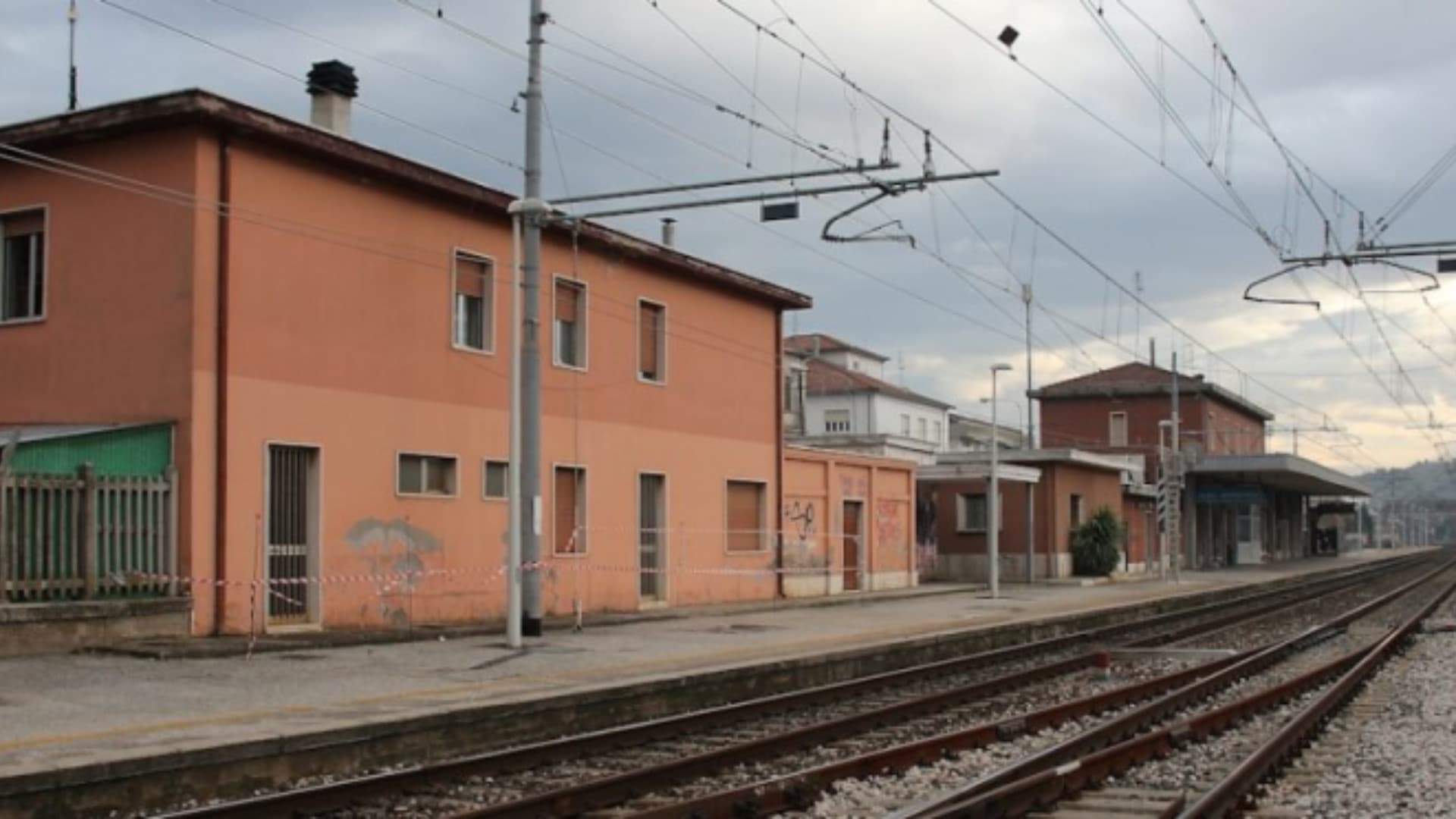 Alba Adriatica, trovato morto a 41 anni in stazione: l’autopsia esclude violenza