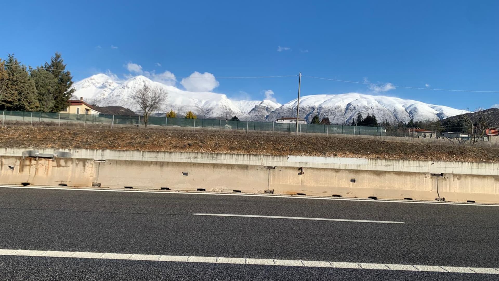 Monte Velino tutto imbiancato (nella foto di un lettore): «Qui si scia fino a Pasqua»